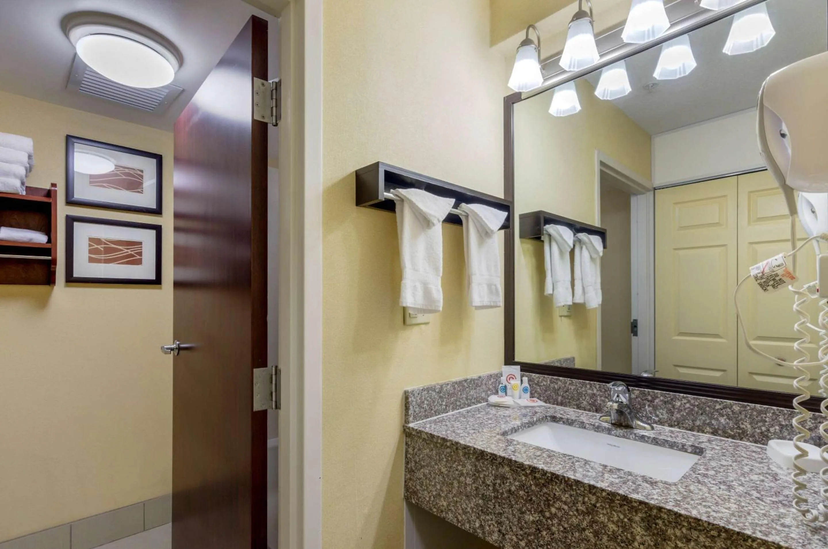 Bathroom in Comfort Inn & Suites Hillsville I-77