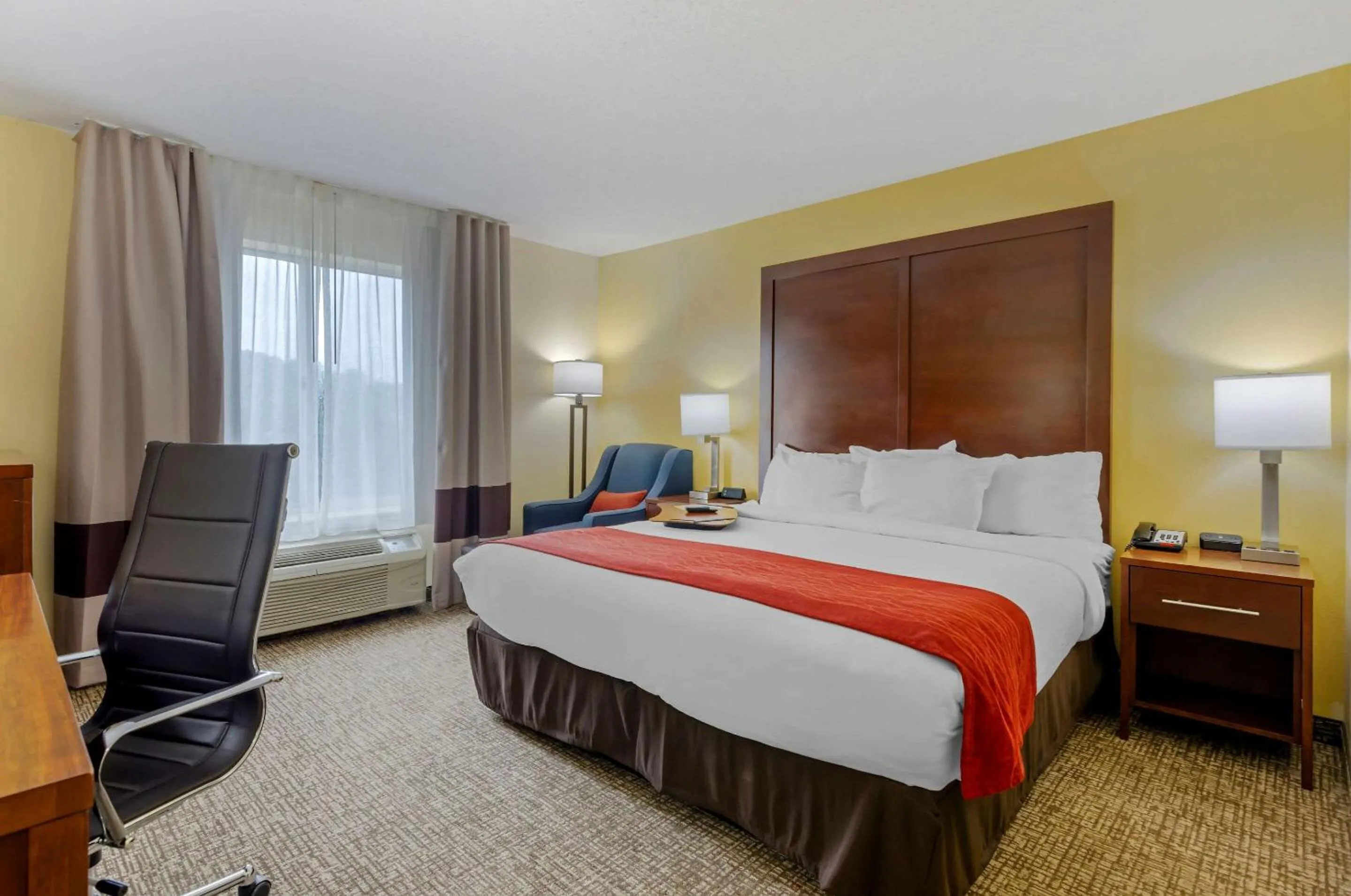 Bedroom, Bed in Comfort Inn & Suites Hillsville I-77