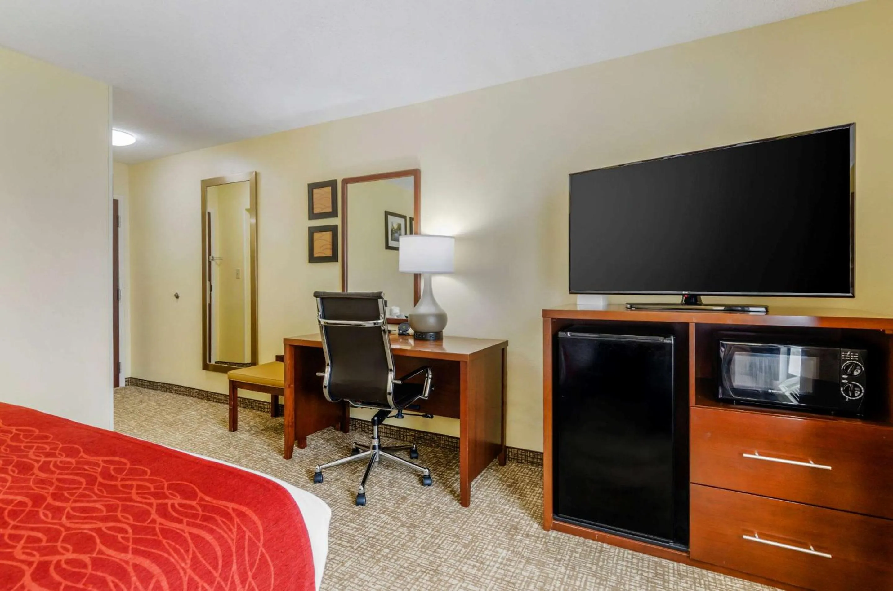 Bedroom, Bed in Comfort Inn & Suites Hillsville I-77