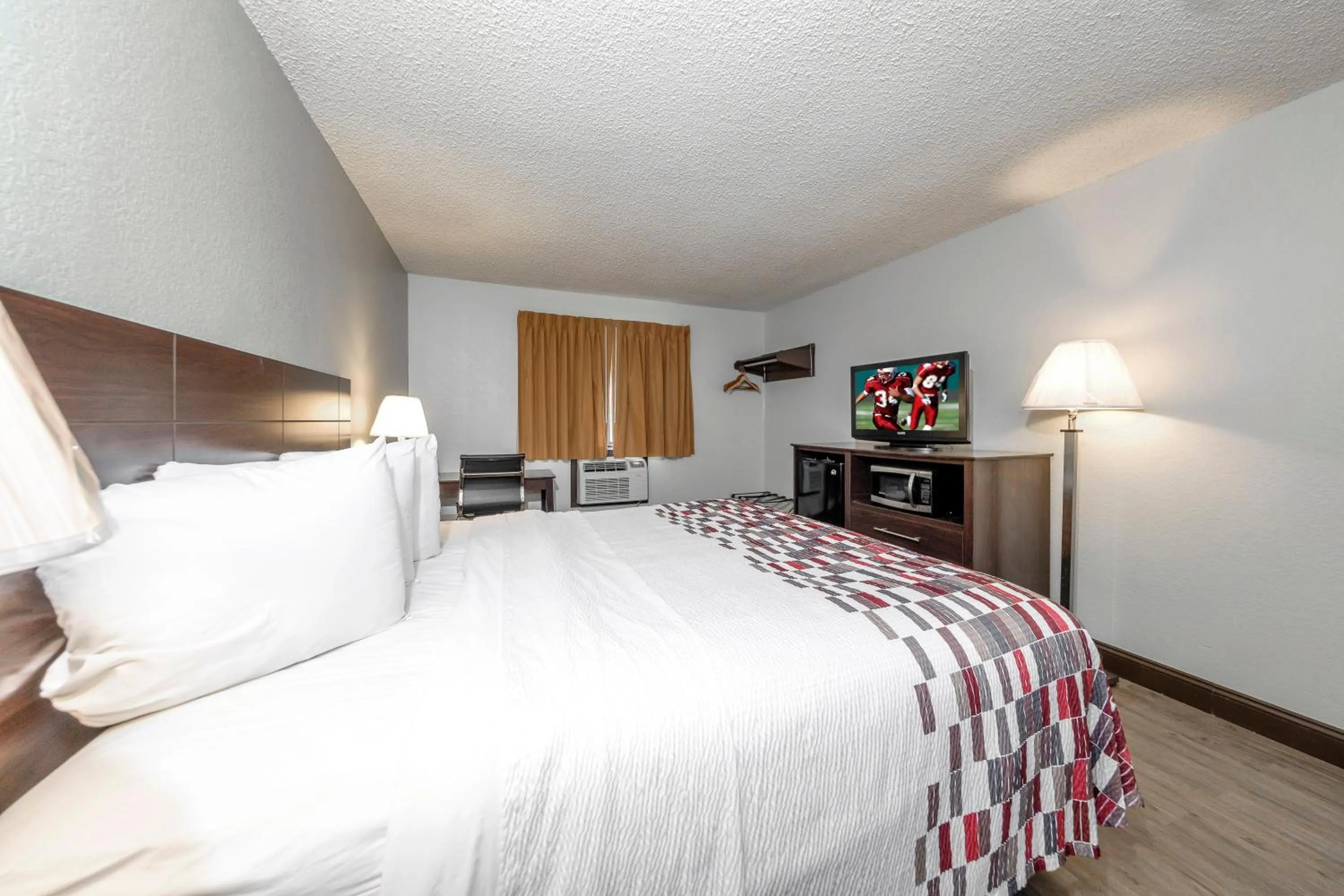Photo of the whole room, Bed in Red Roof Inn Culpeper