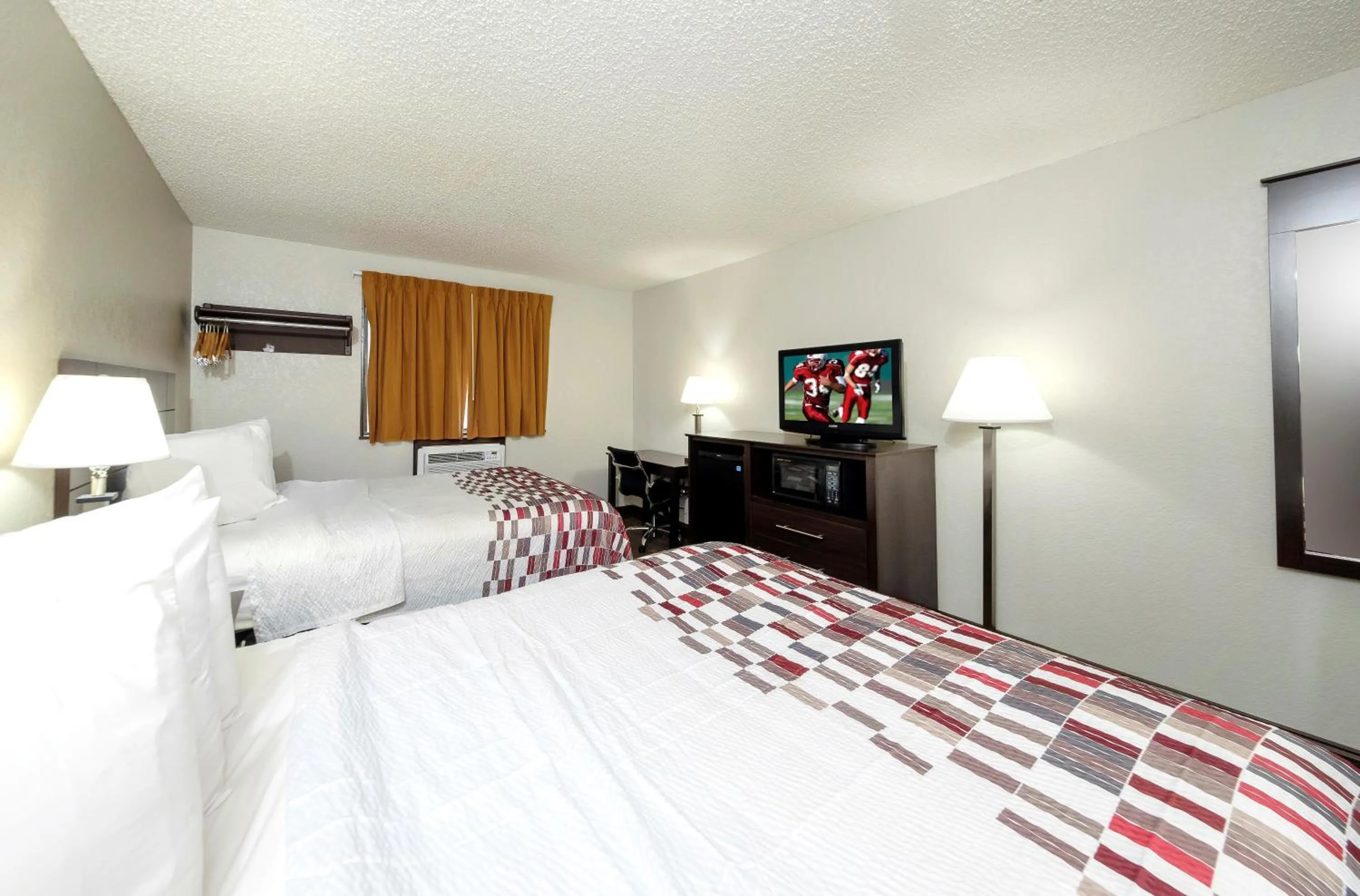 Photo of the whole room, Bed in Red Roof Inn Culpeper
