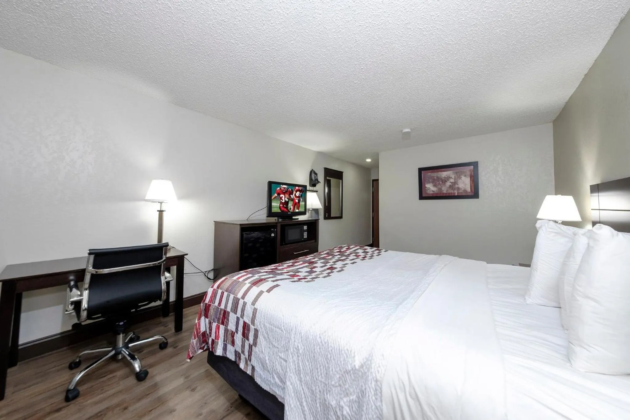 Photo of the whole room, Bed in Red Roof Inn Culpeper