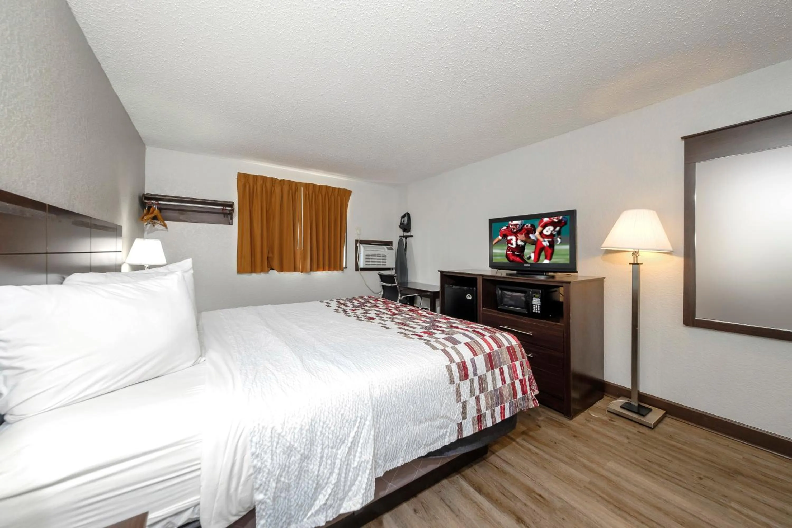 Photo of the whole room, Bed in Red Roof Inn Culpeper