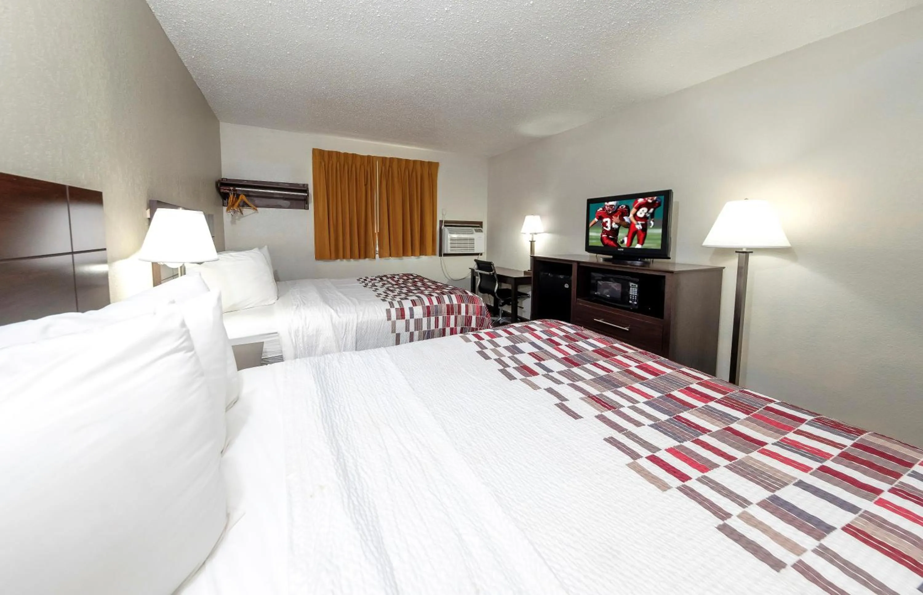 Photo of the whole room, Bed in Red Roof Inn Culpeper