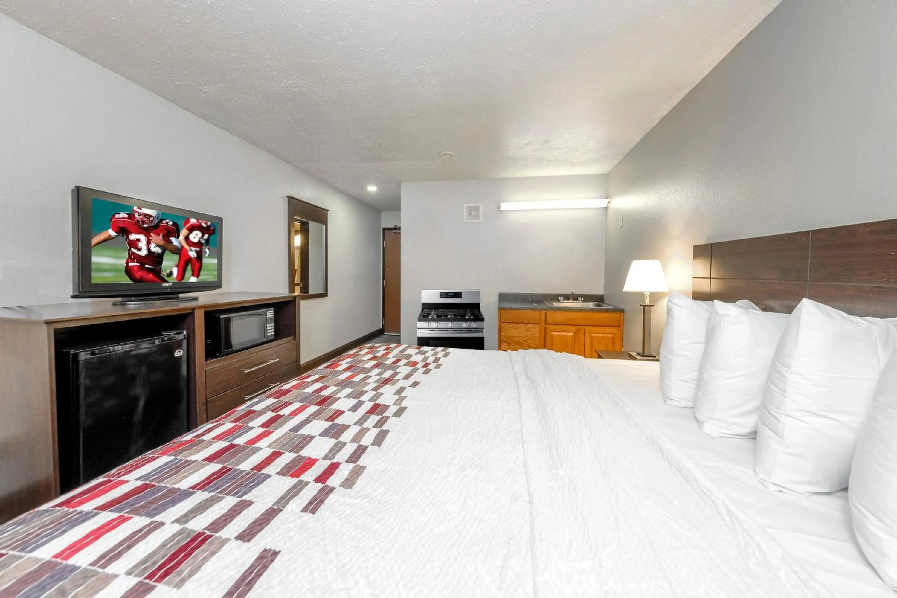 Bedroom, Bed in Red Roof Inn Culpeper