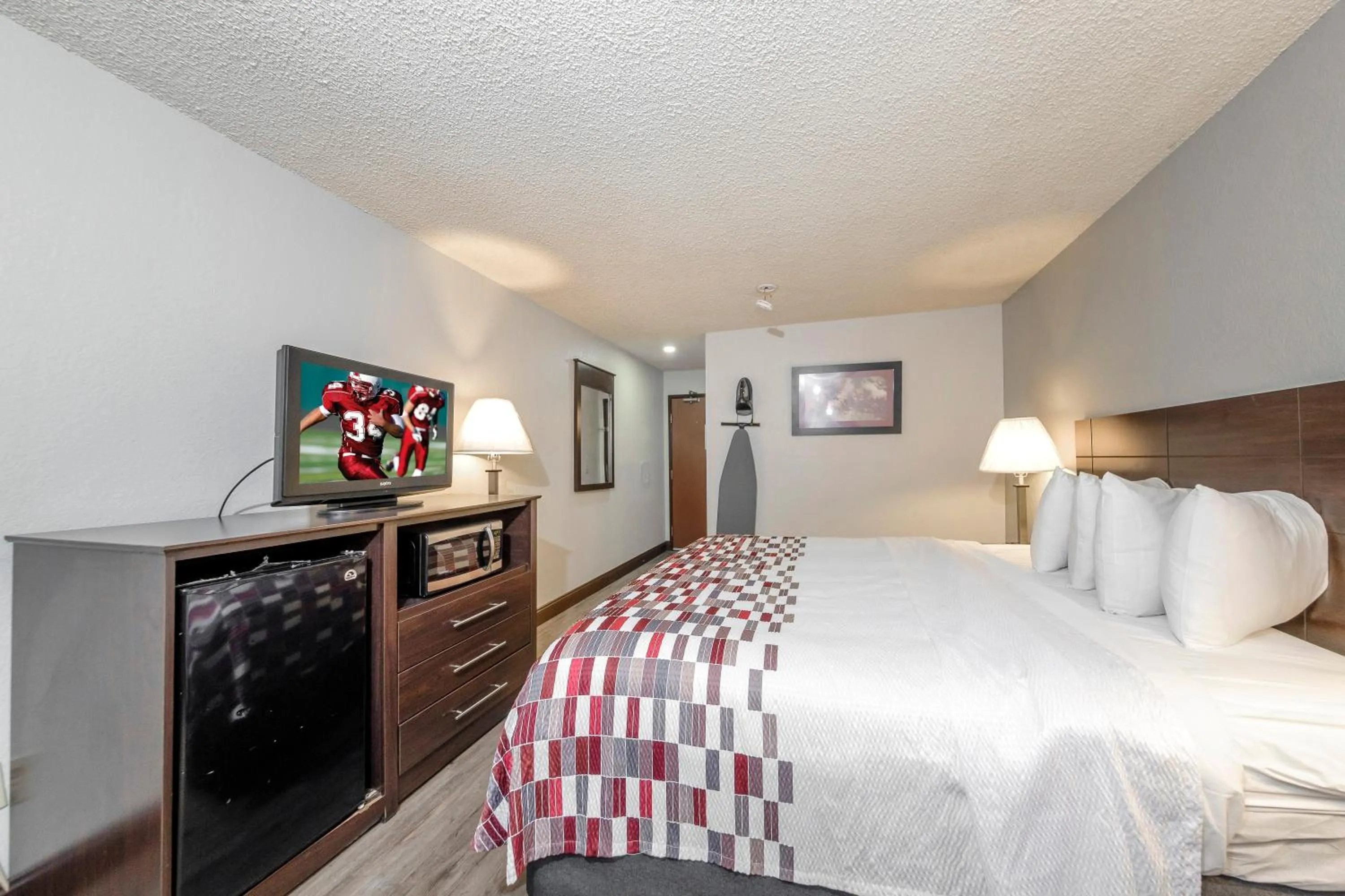 Photo of the whole room, Bed in Red Roof Inn Culpeper