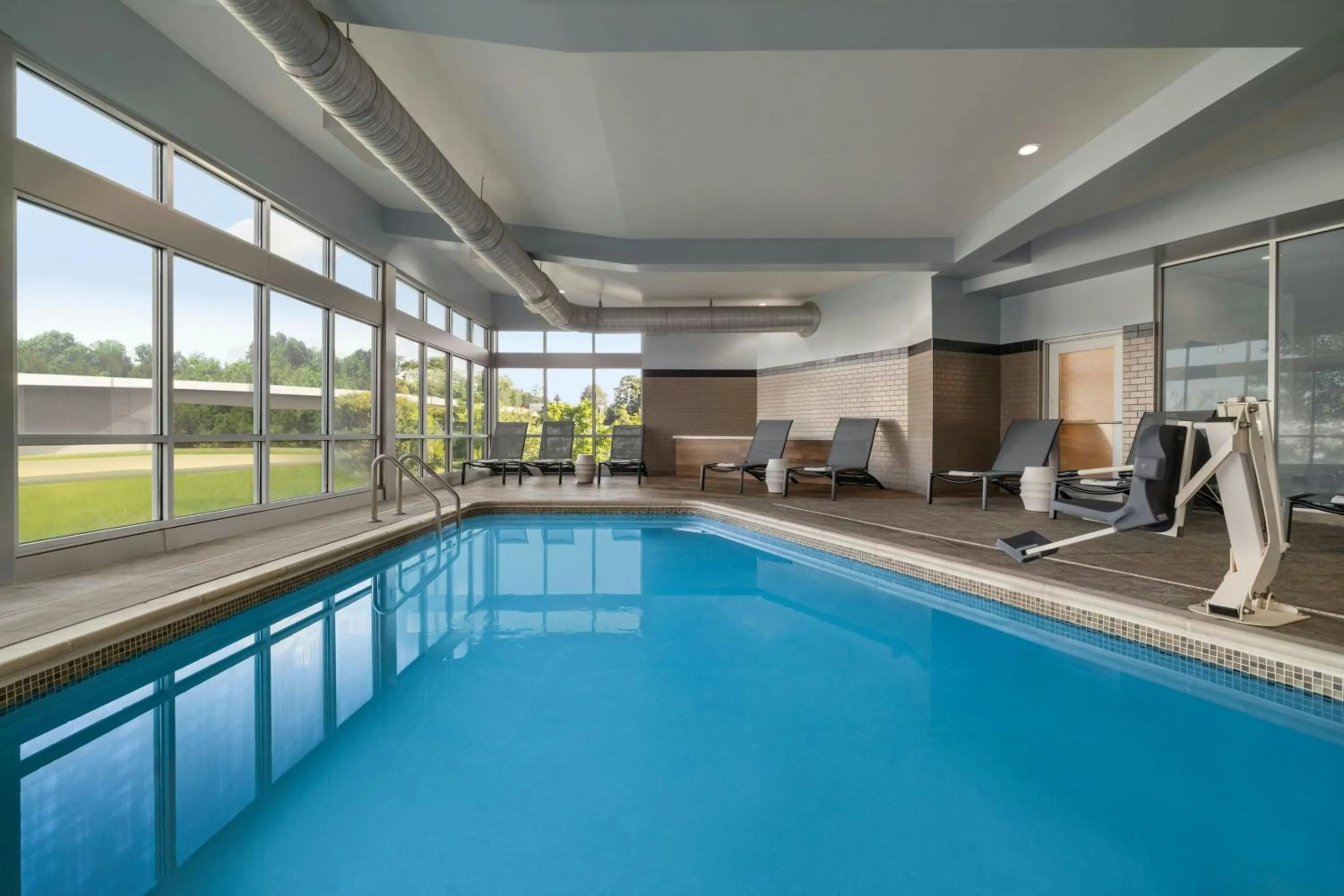 Swimming pool in SpringHill Suites by Marriott Roanoke