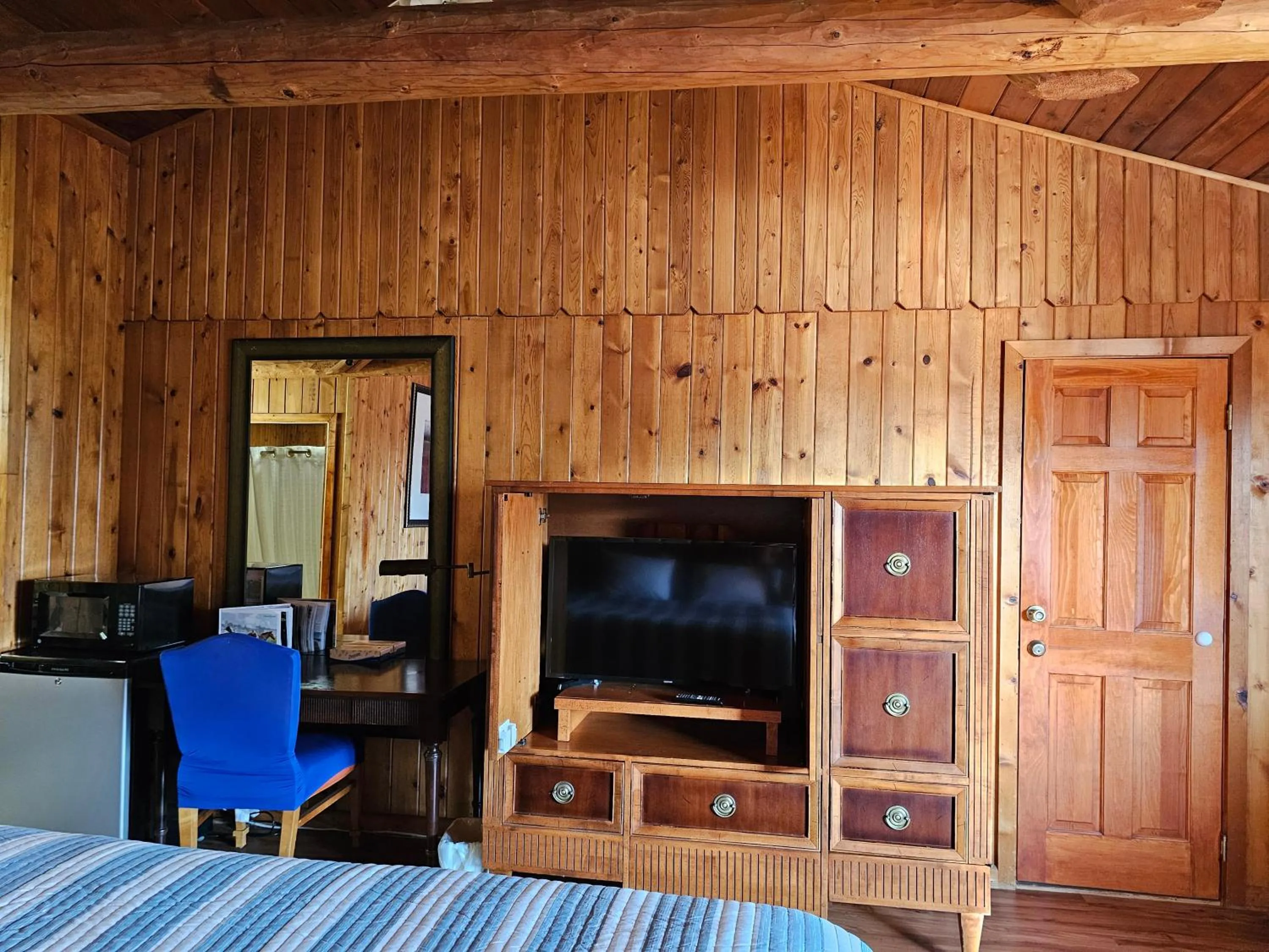 TV and multimedia in Atlantic Shores Inn and Suites