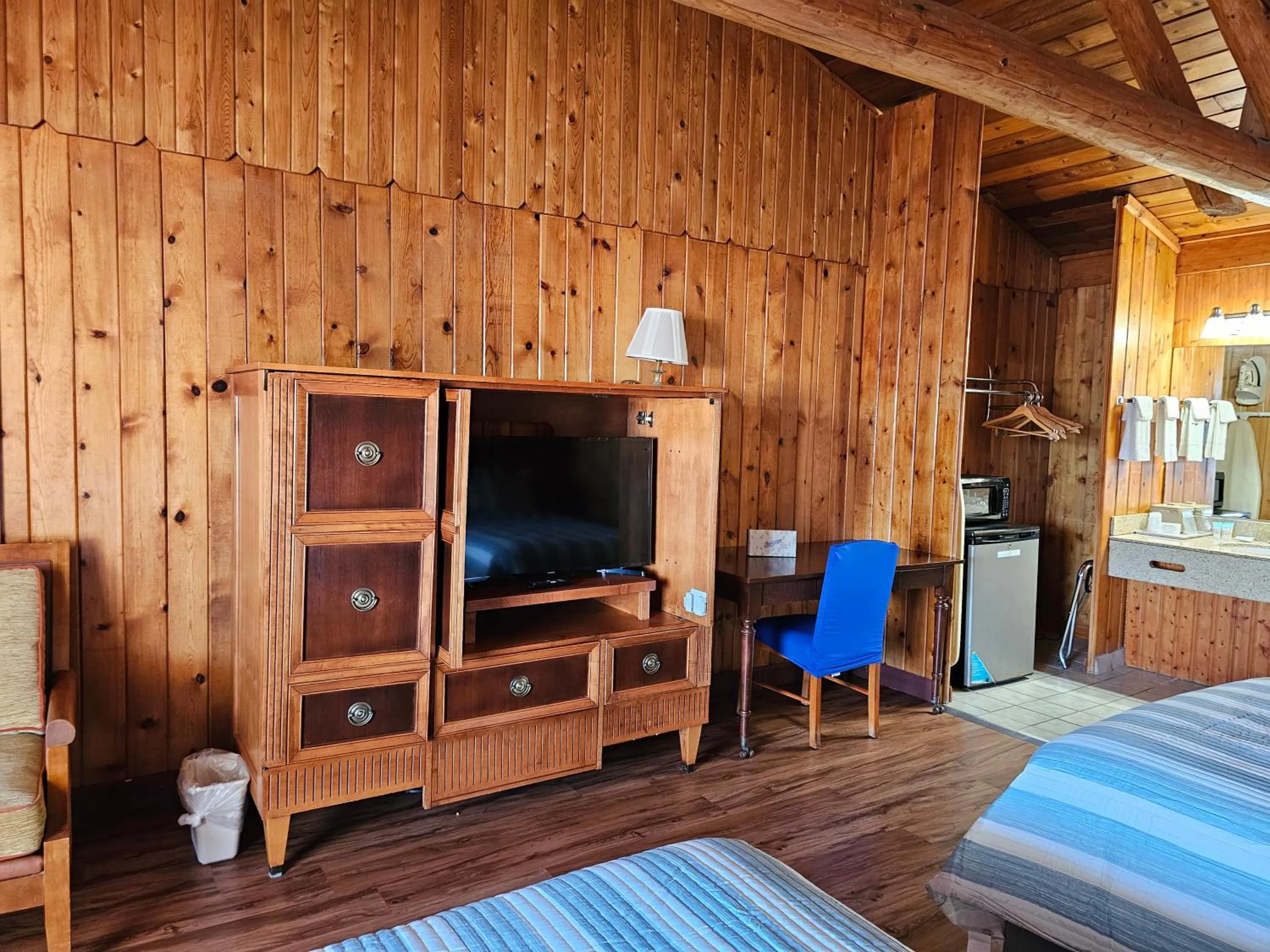 TV and multimedia, Bed in Atlantic Shores Inn and Suites