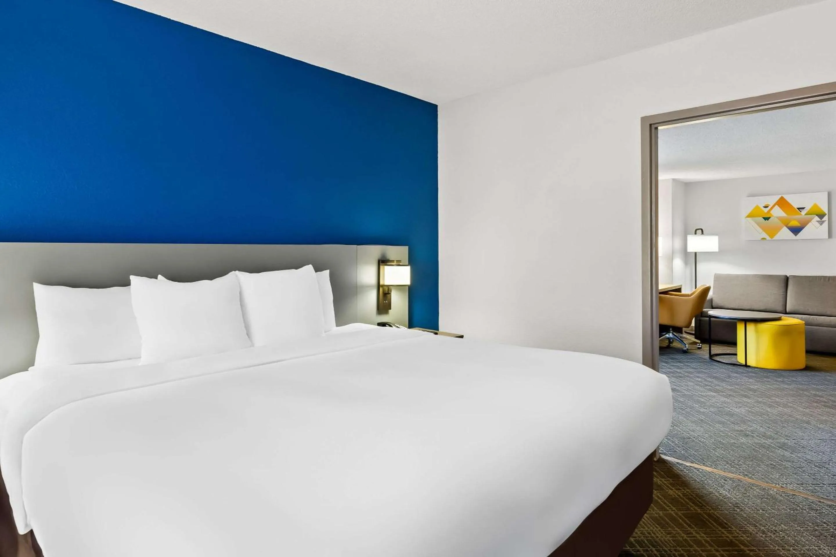 Bedroom, Bed in Comfort Suites Salem-Roanoke I-81