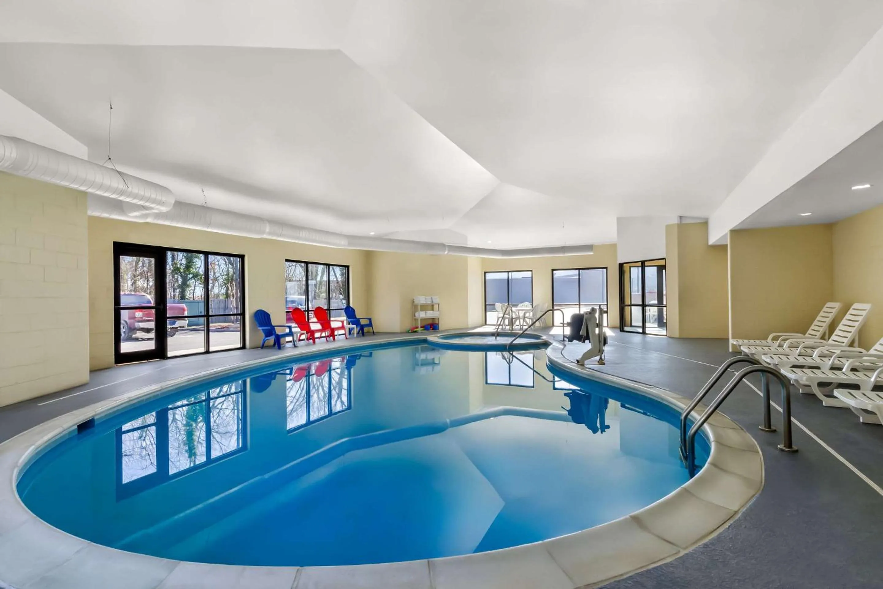Swimming pool in Comfort Suites Salem-Roanoke I-81