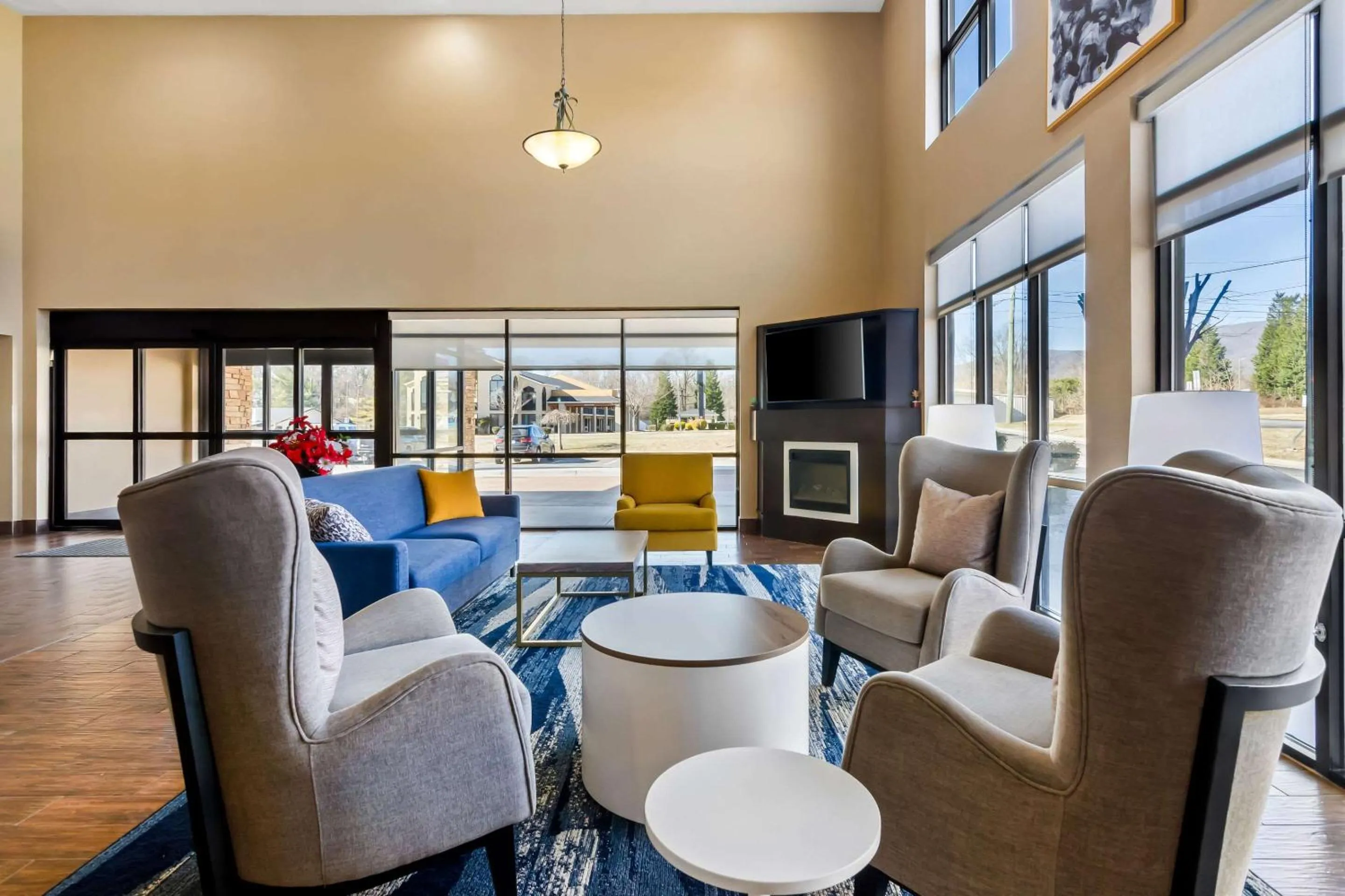 Lobby or reception in Comfort Suites Salem-Roanoke I-81