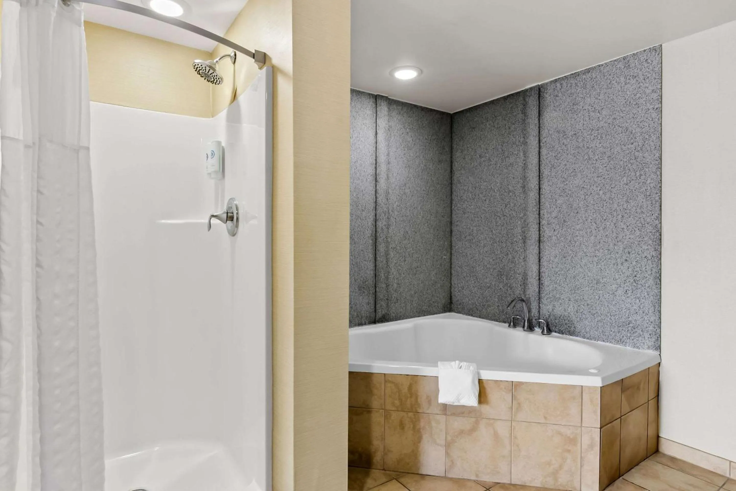 Bedroom in Comfort Suites Salem-Roanoke I-81