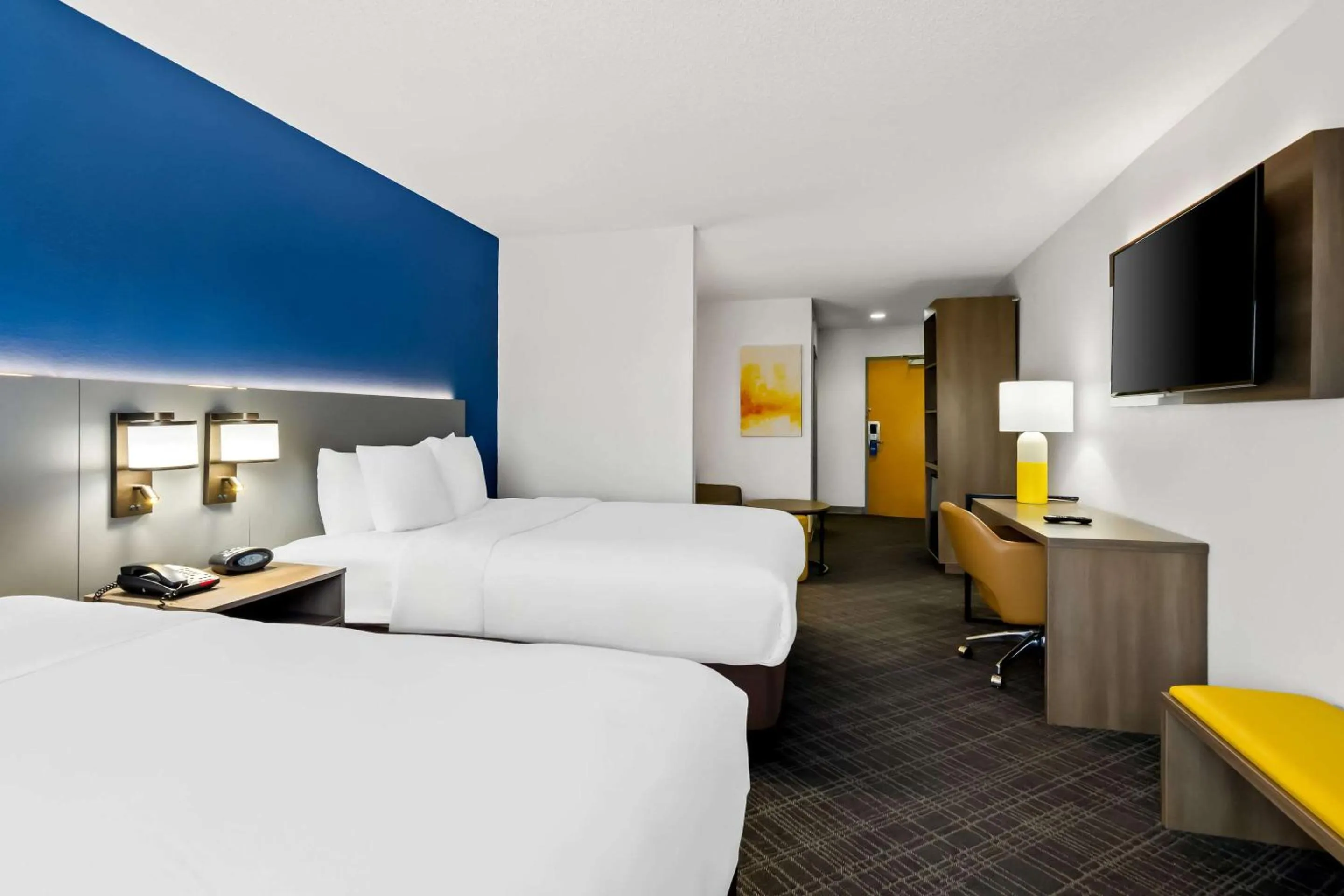 Bedroom, Bed in Comfort Suites Salem-Roanoke I-81