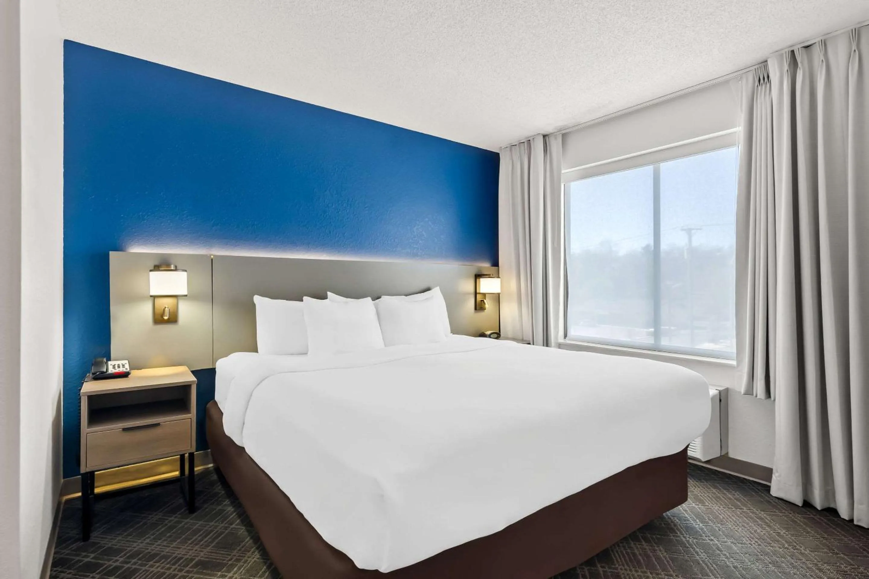 Bedroom, Bed in Comfort Suites Salem-Roanoke I-81