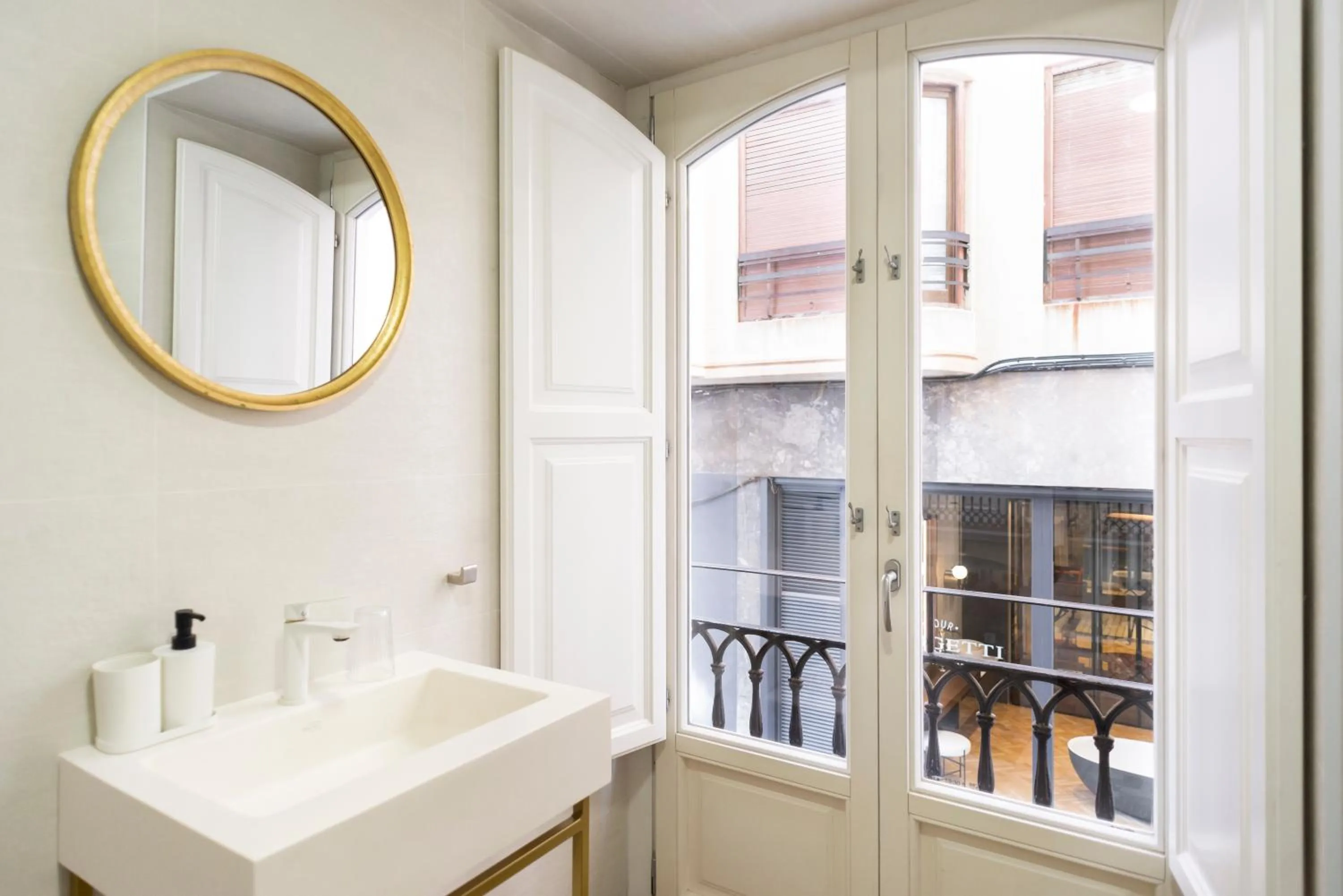 Bathroom in Blanq Comedias