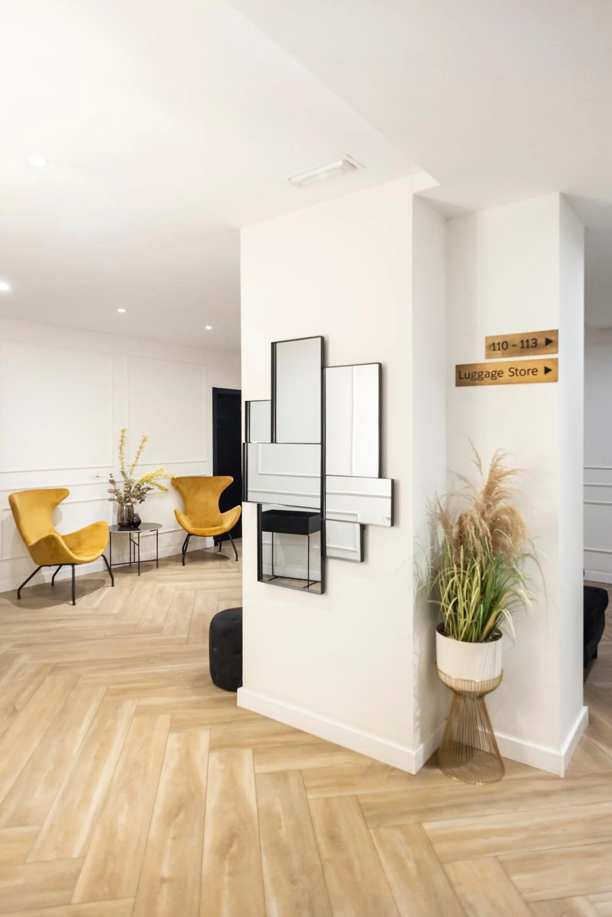 Seating area in Blanq Comedias