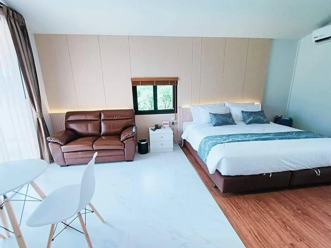 Seating area, Bed in Southern Airport Hotel Hatyai