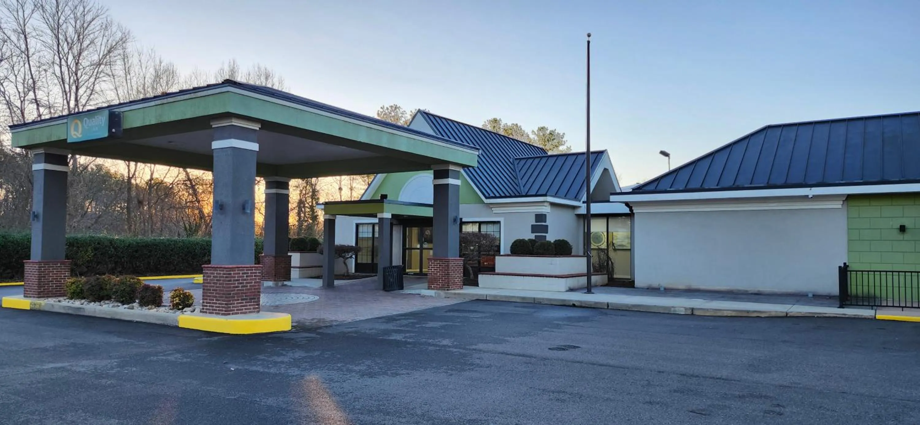 Property building in Quality Inn Richmond North