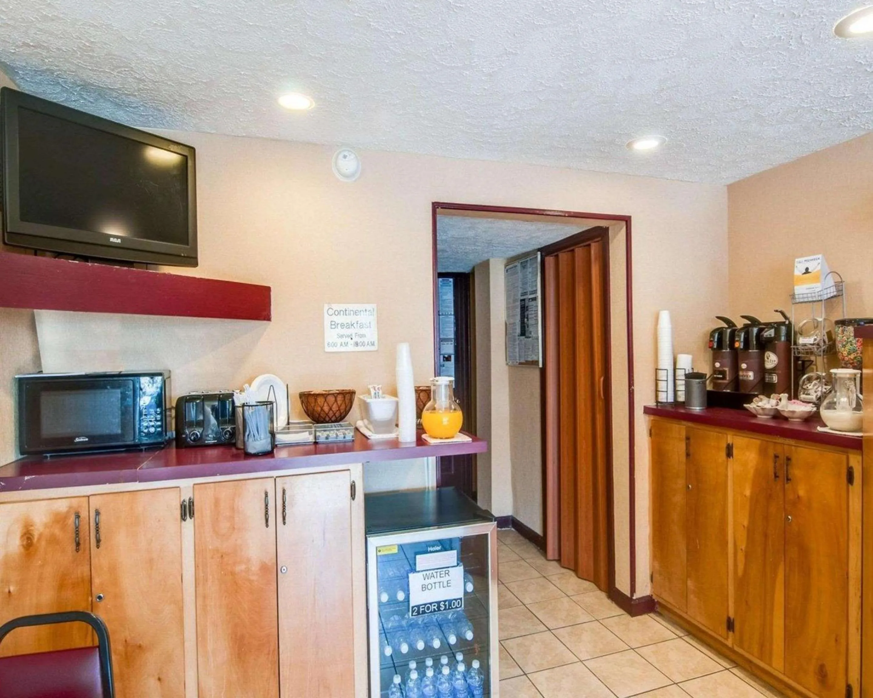 Restaurant/places to eat, Kitchen/Kitchenette in Rodeway Inn Galax Highway 58