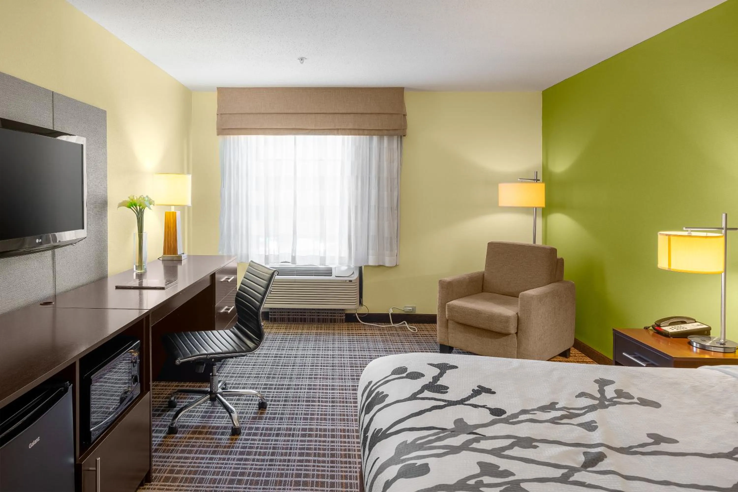 Seating area, Bed in Sleep Inn & Suites Harbour Pointe