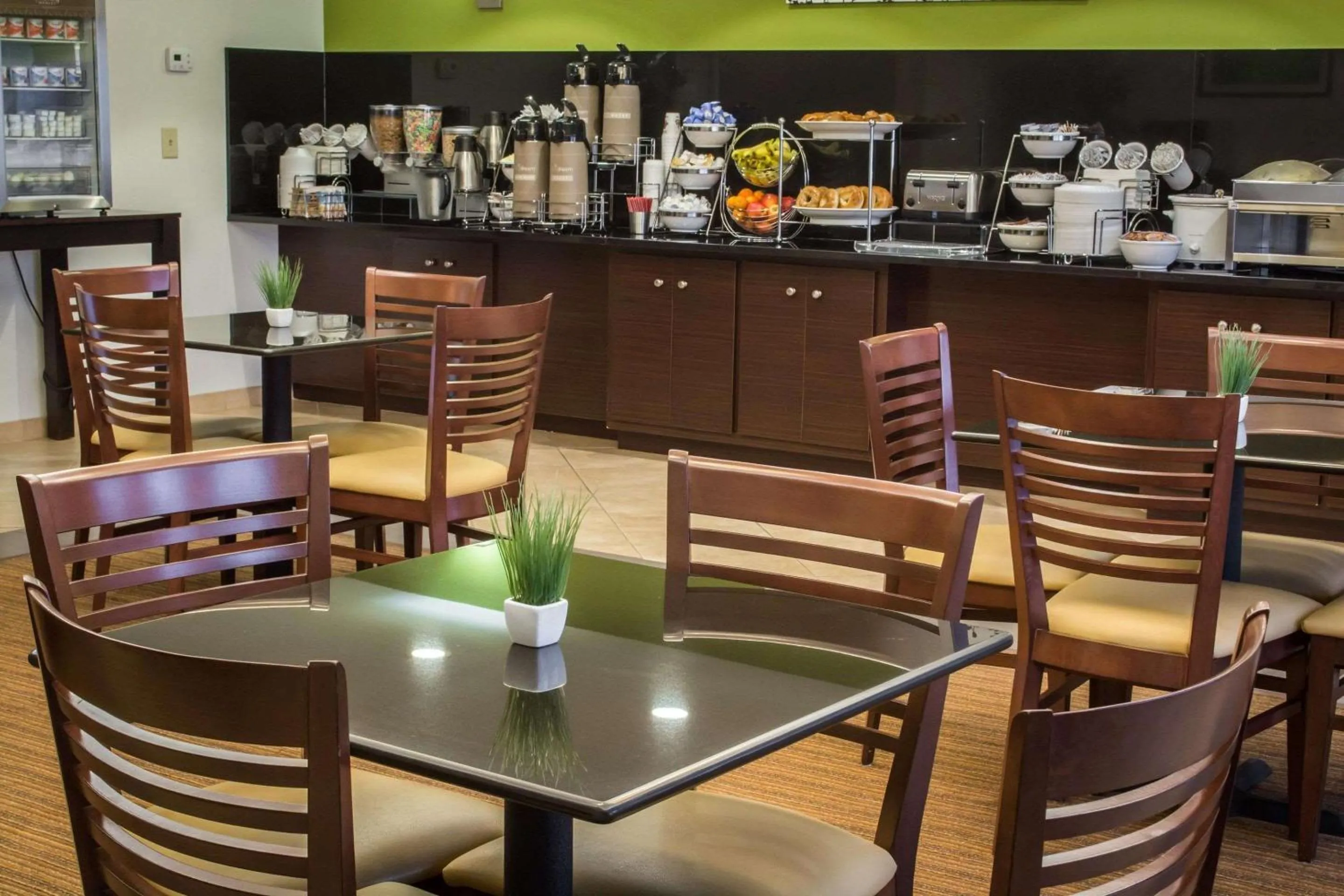 Breakfast in Sleep Inn & Suites Harbour Pointe