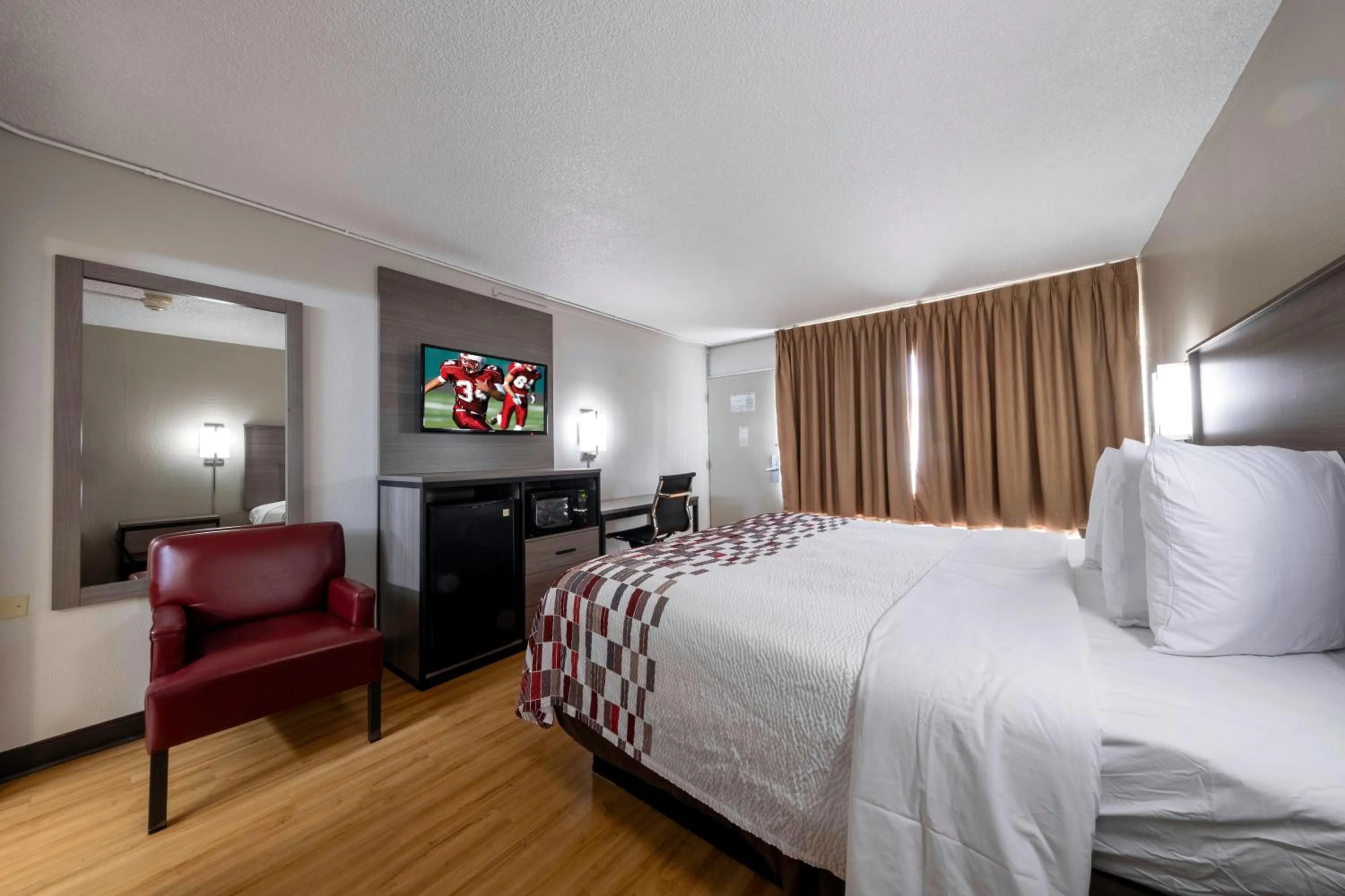 Photo of the whole room, Bed in Red Roof Inn Charlottesville