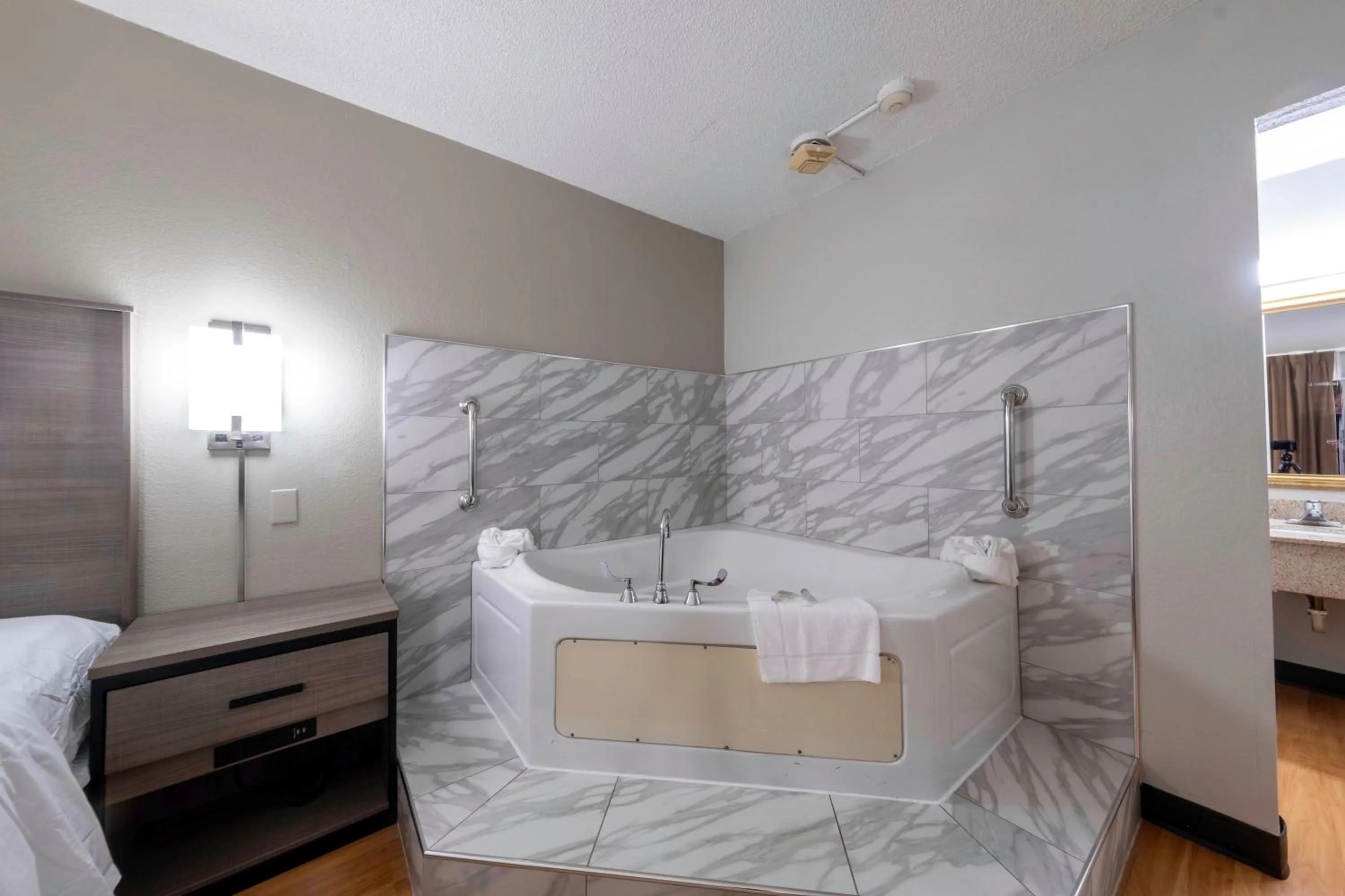 Photo of the whole room, Bed in Red Roof Inn Charlottesville