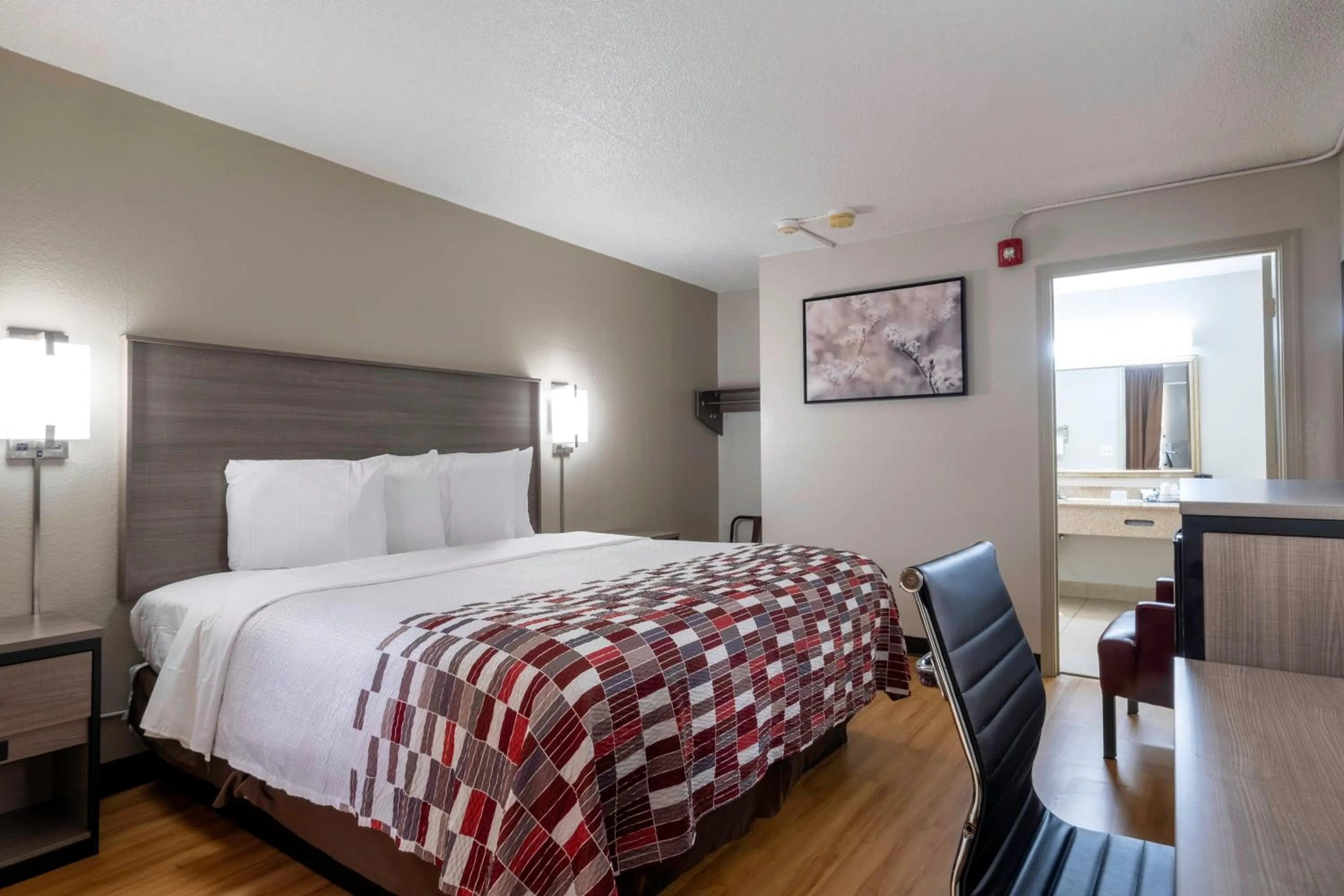 Photo of the whole room, Bed in Red Roof Inn Charlottesville