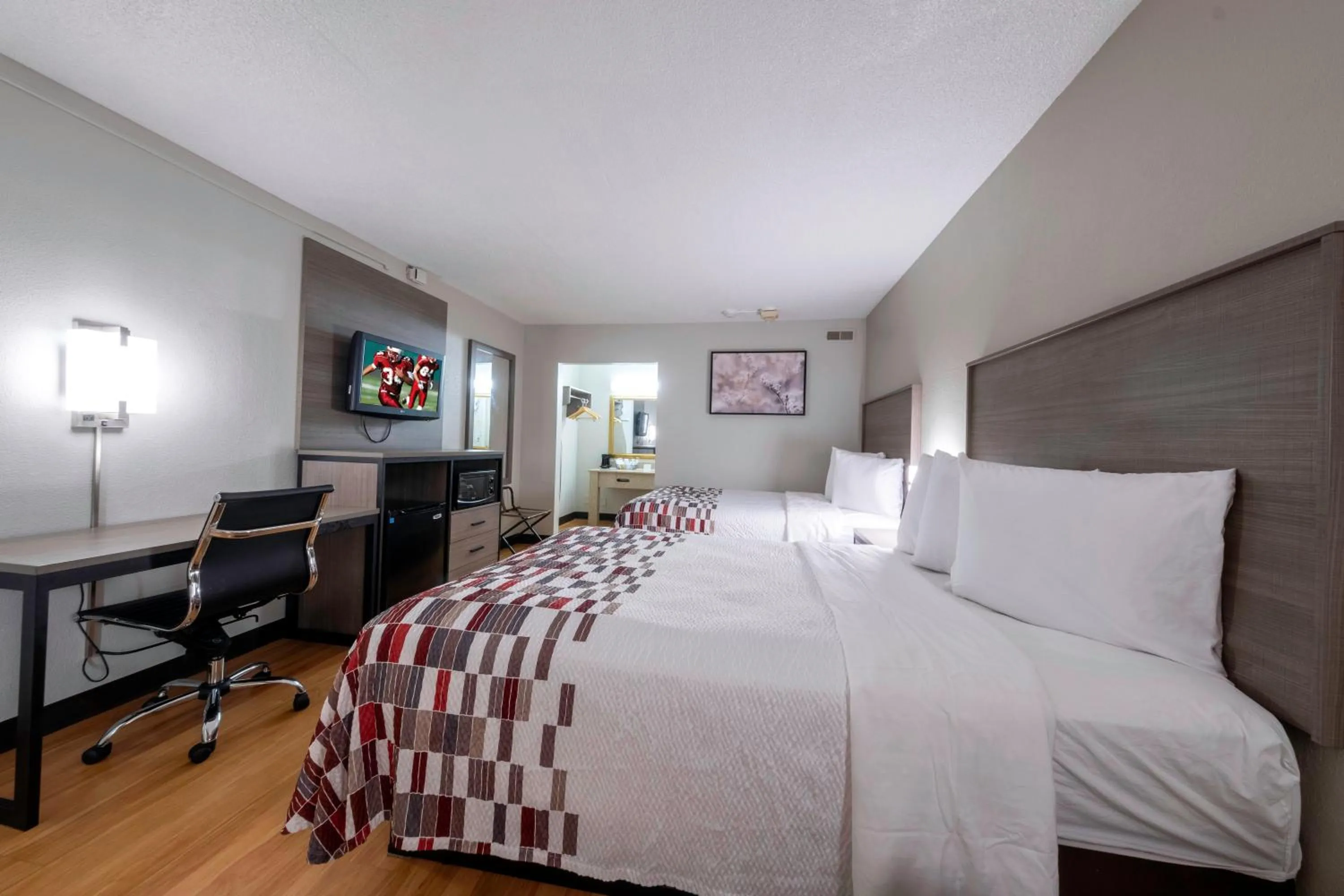 Photo of the whole room, Bed in Red Roof Inn Charlottesville