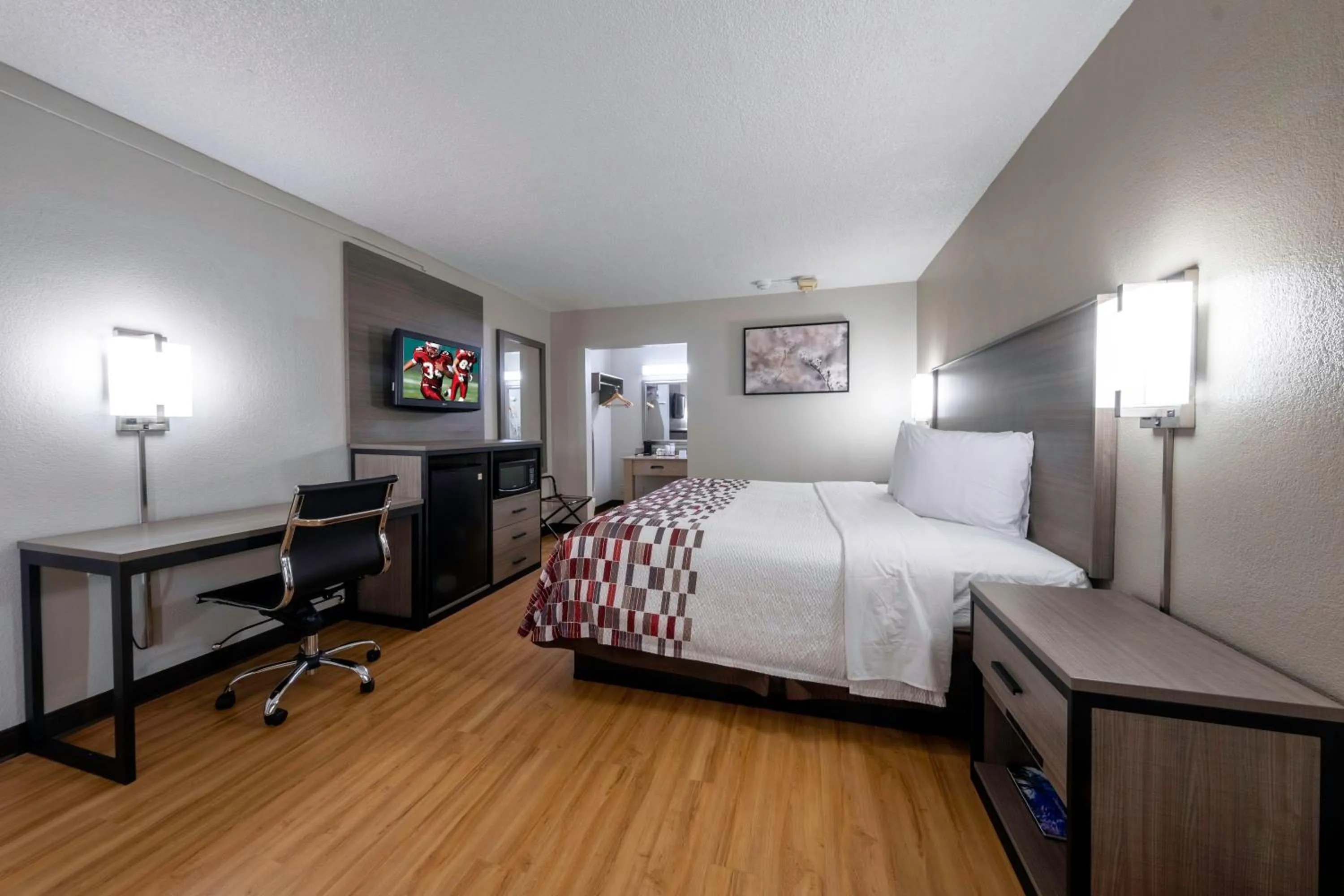 Photo of the whole room, Bed in Red Roof Inn Charlottesville