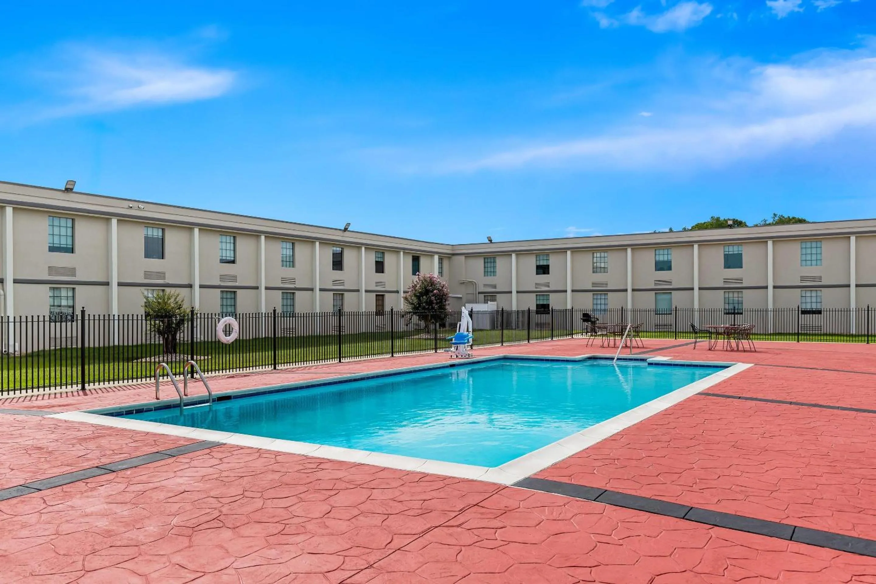 Swimming pool in Suburban Studios Chester I-95