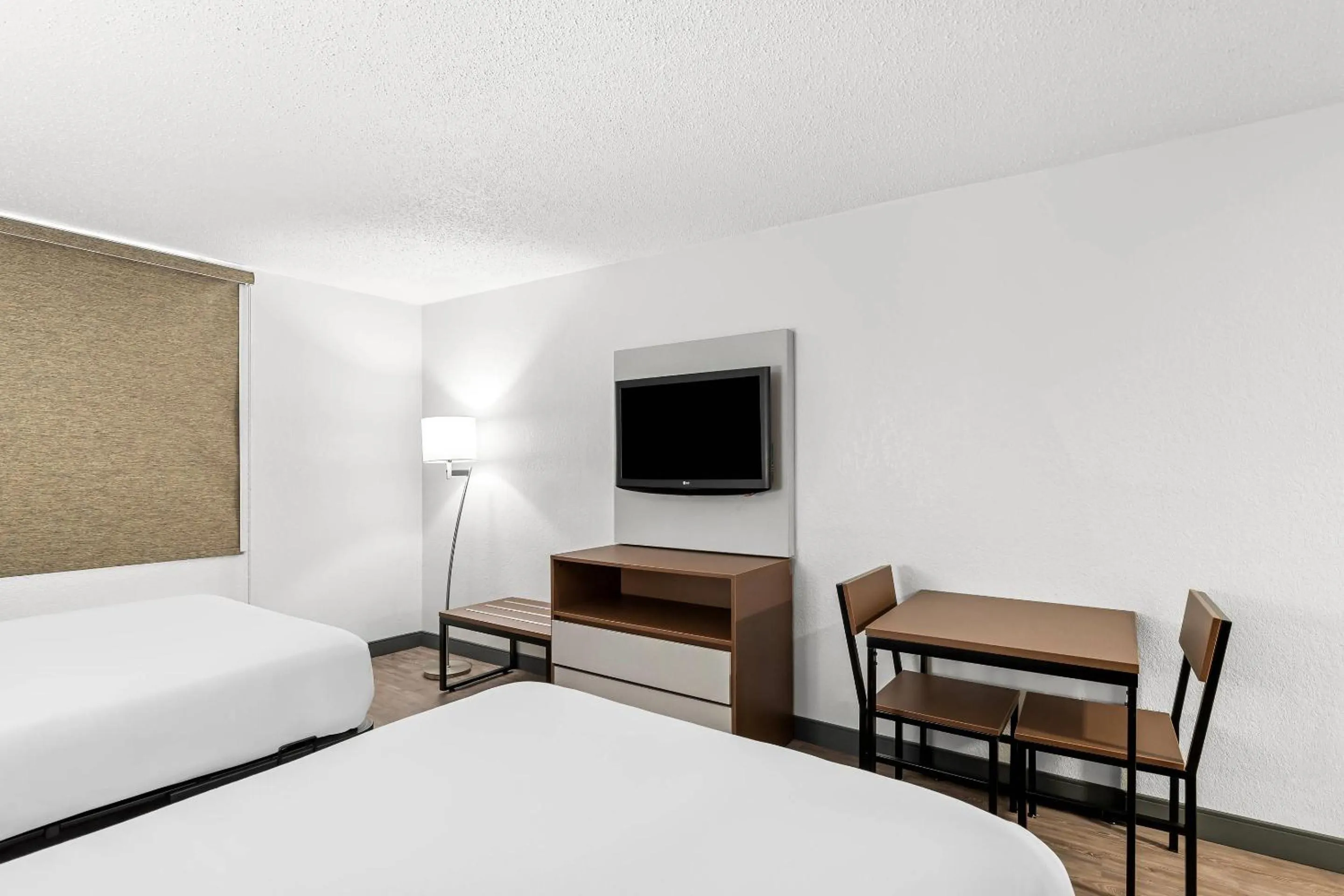 Bedroom, Bed in Suburban Studios Chester I-95