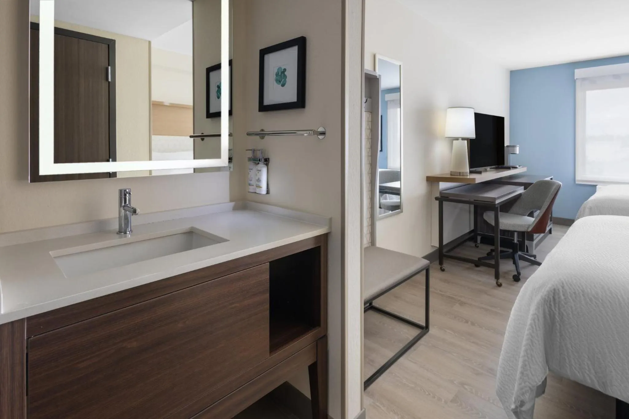 Photo of the whole room, Bed in Holiday Inn & Suites Richmond West End by IHG