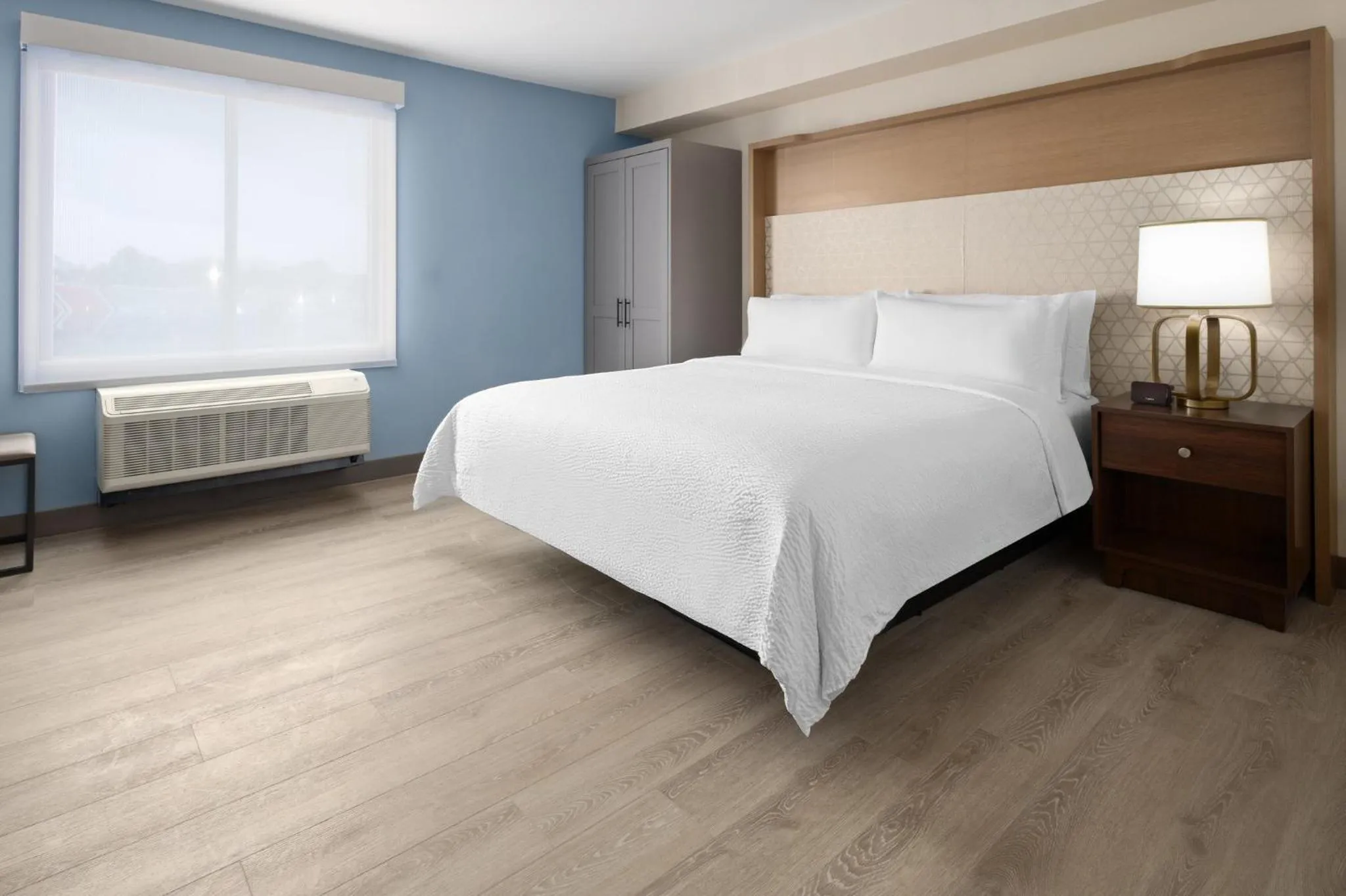 Photo of the whole room, Bed in Holiday Inn & Suites Richmond West End by IHG