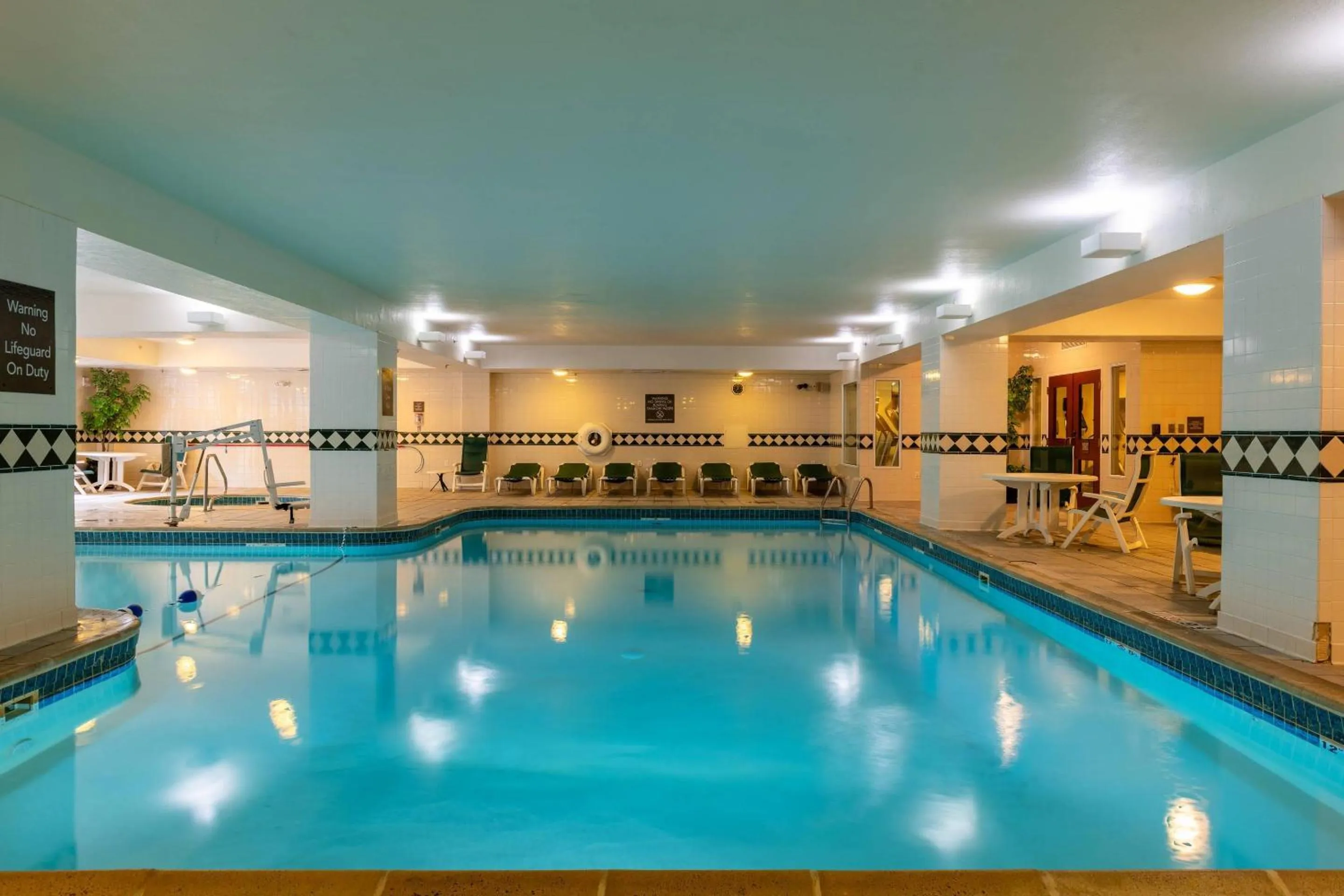 Swimming pool in Comfort Inn & Suites Near Burke Mountain