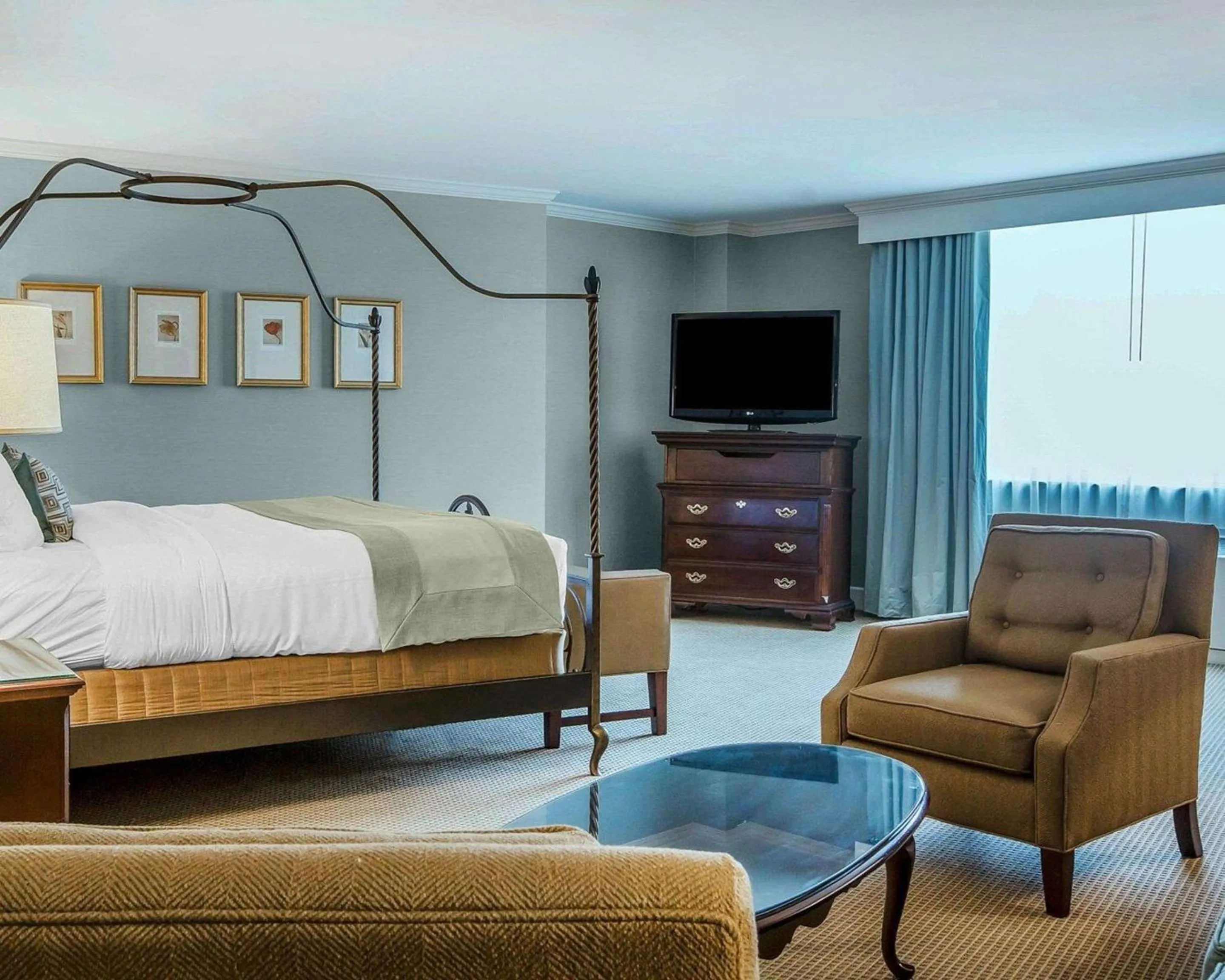 Photo of the whole room, Bed in Comfort Inn & Suites Near Burke Mountain