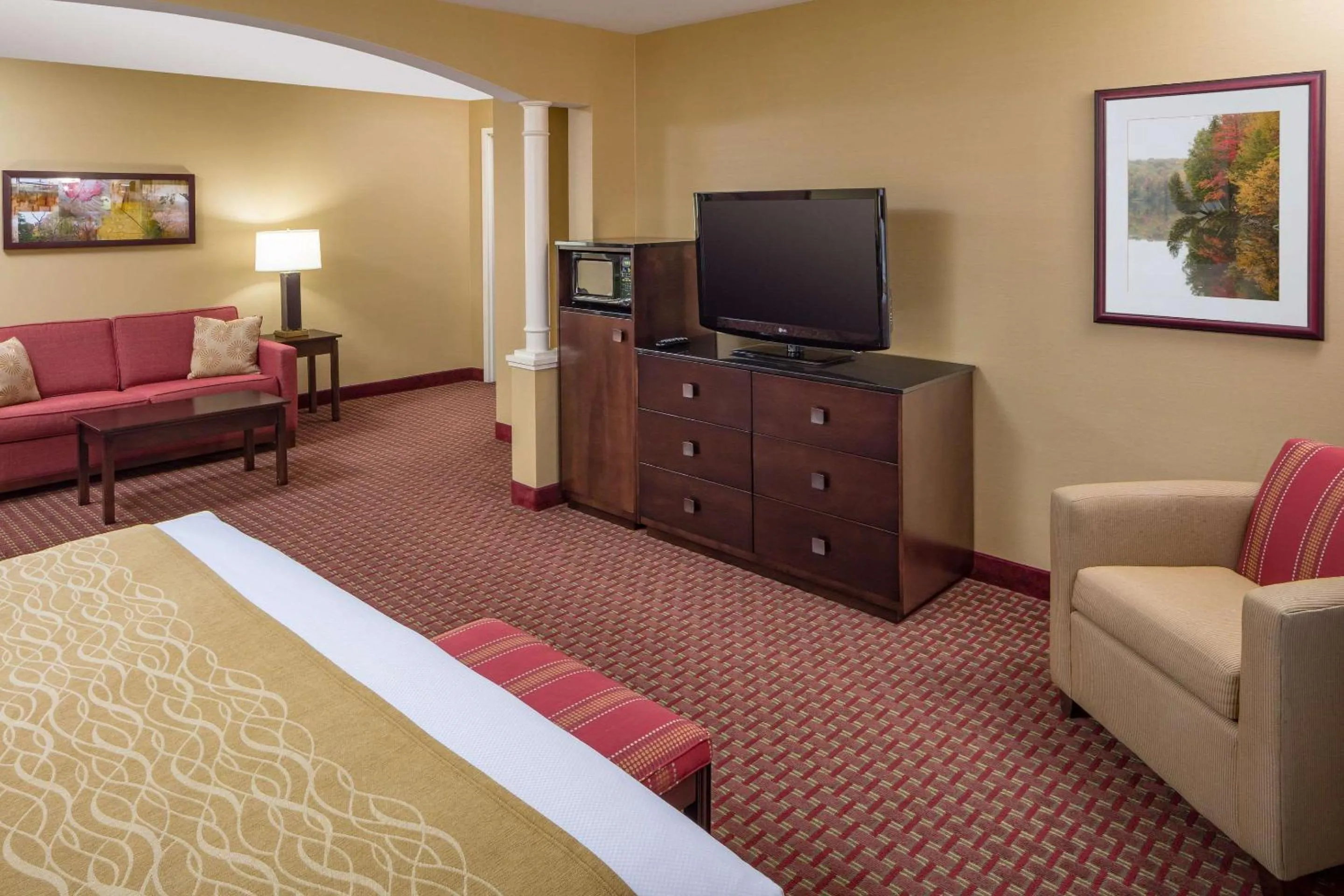 TV and multimedia, Bed in Comfort Inn & Suites Near Burke Mountain