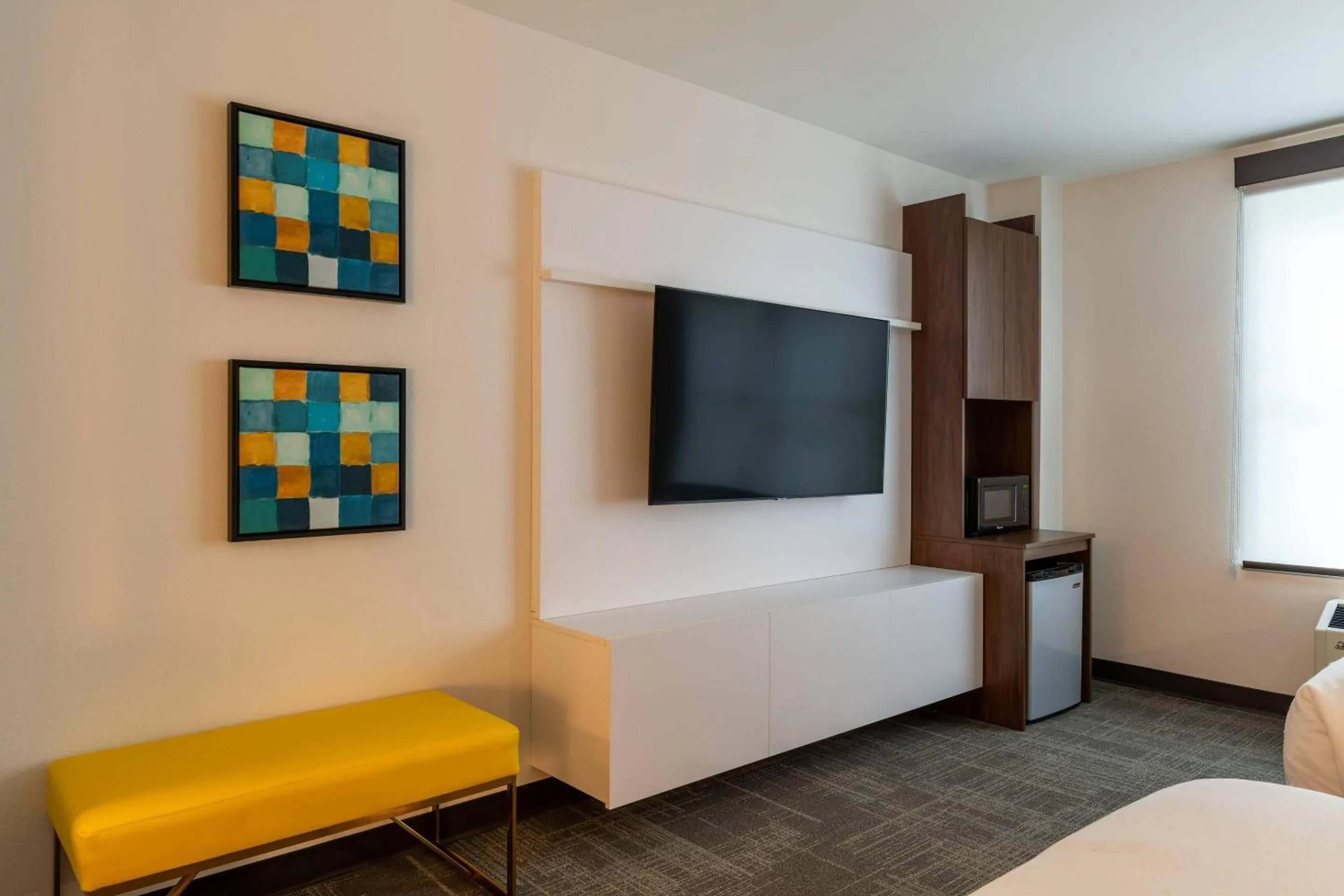 Bedroom, Bed in Comfort Inn & Suites Near Burke Mountain