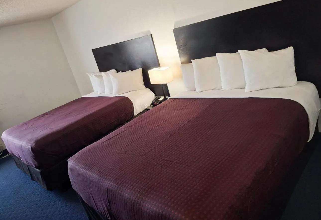 Bed in FairBridge Inn & Suites Sunnyside