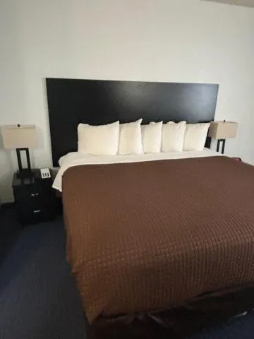Bed in FairBridge Inn & Suites Sunnyside