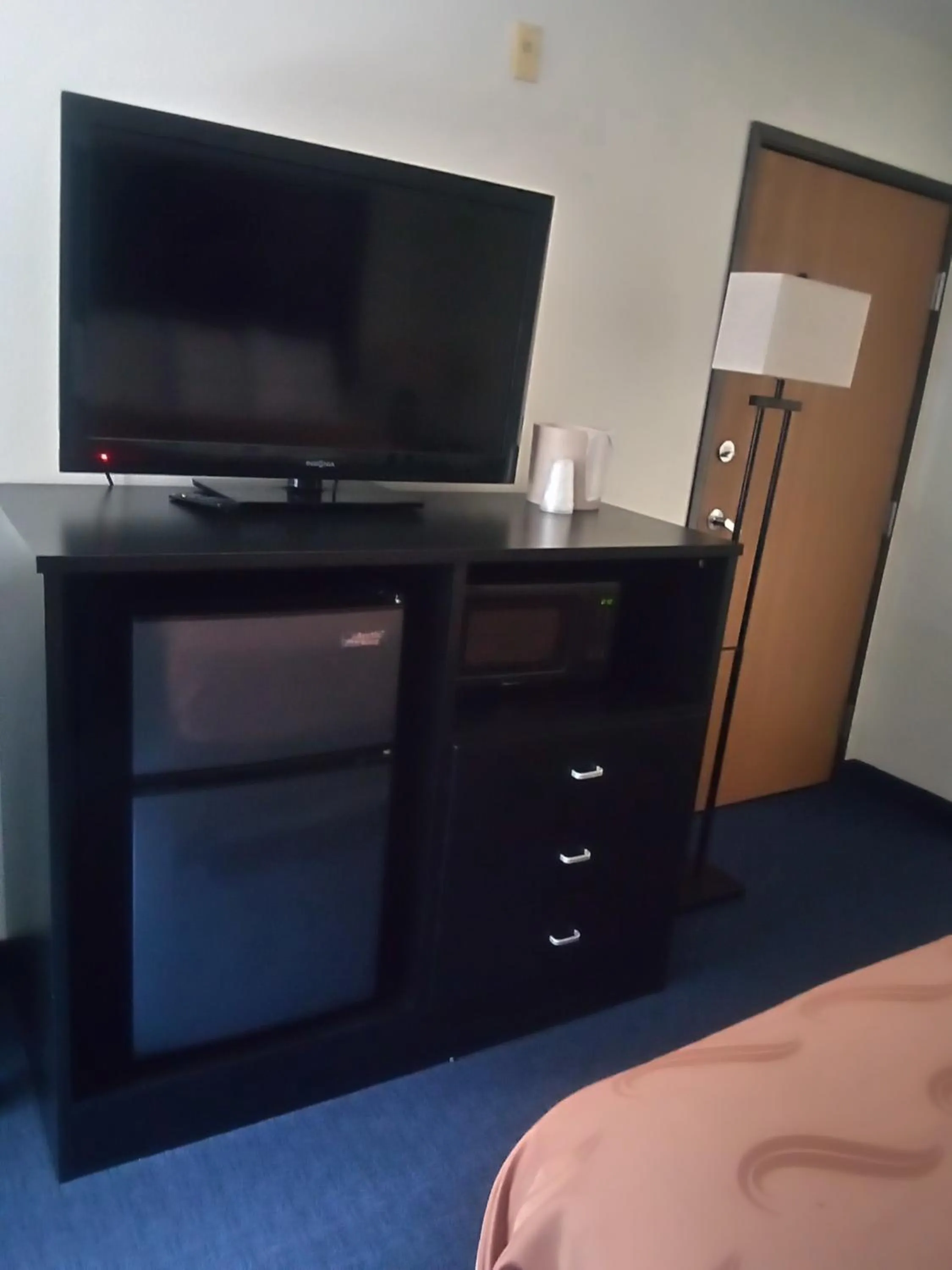 Communal lounge/ TV room, Bed in FairBridge Inn & Suites Sunnyside