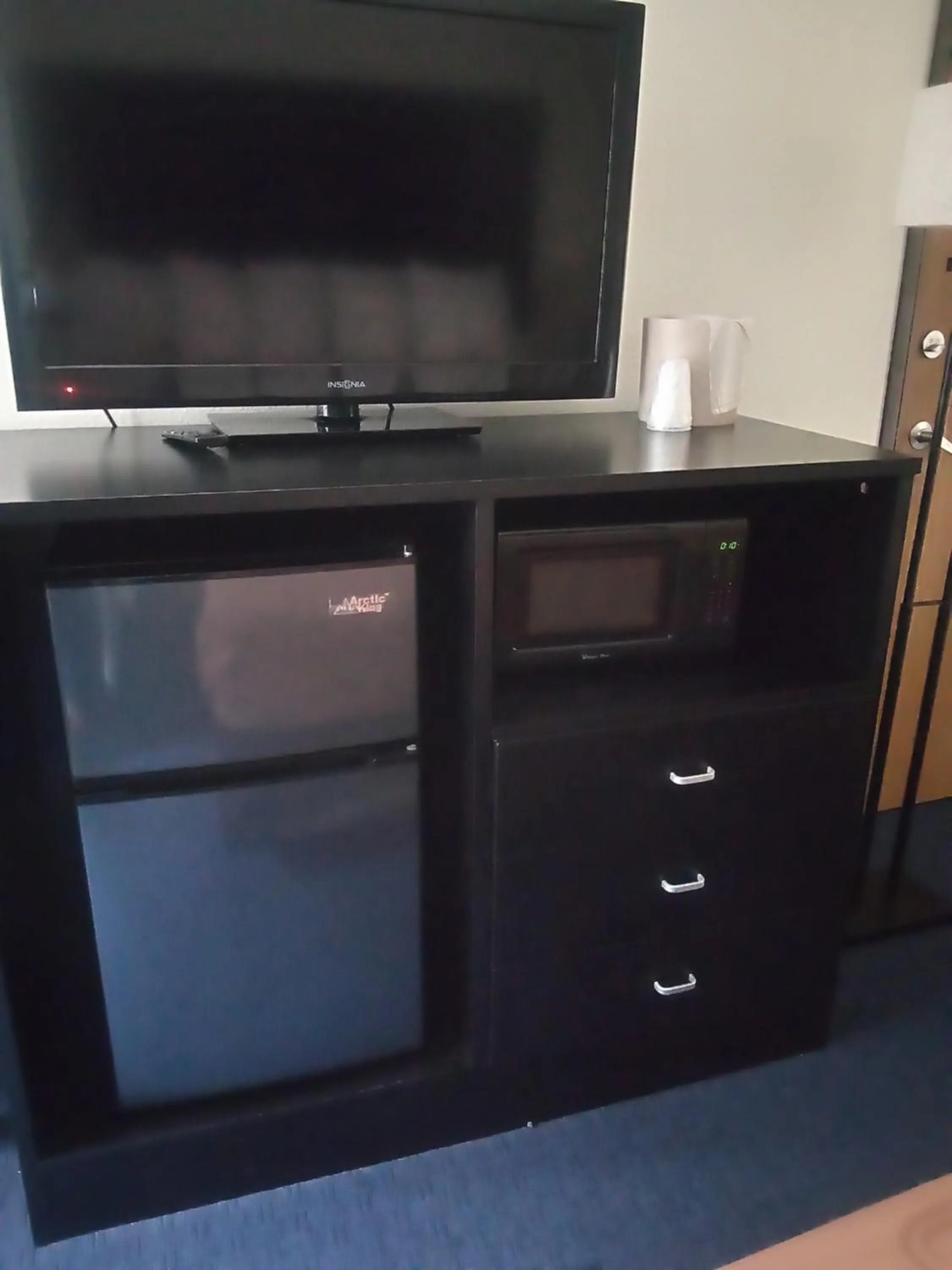 TV and multimedia in FairBridge Inn & Suites Sunnyside