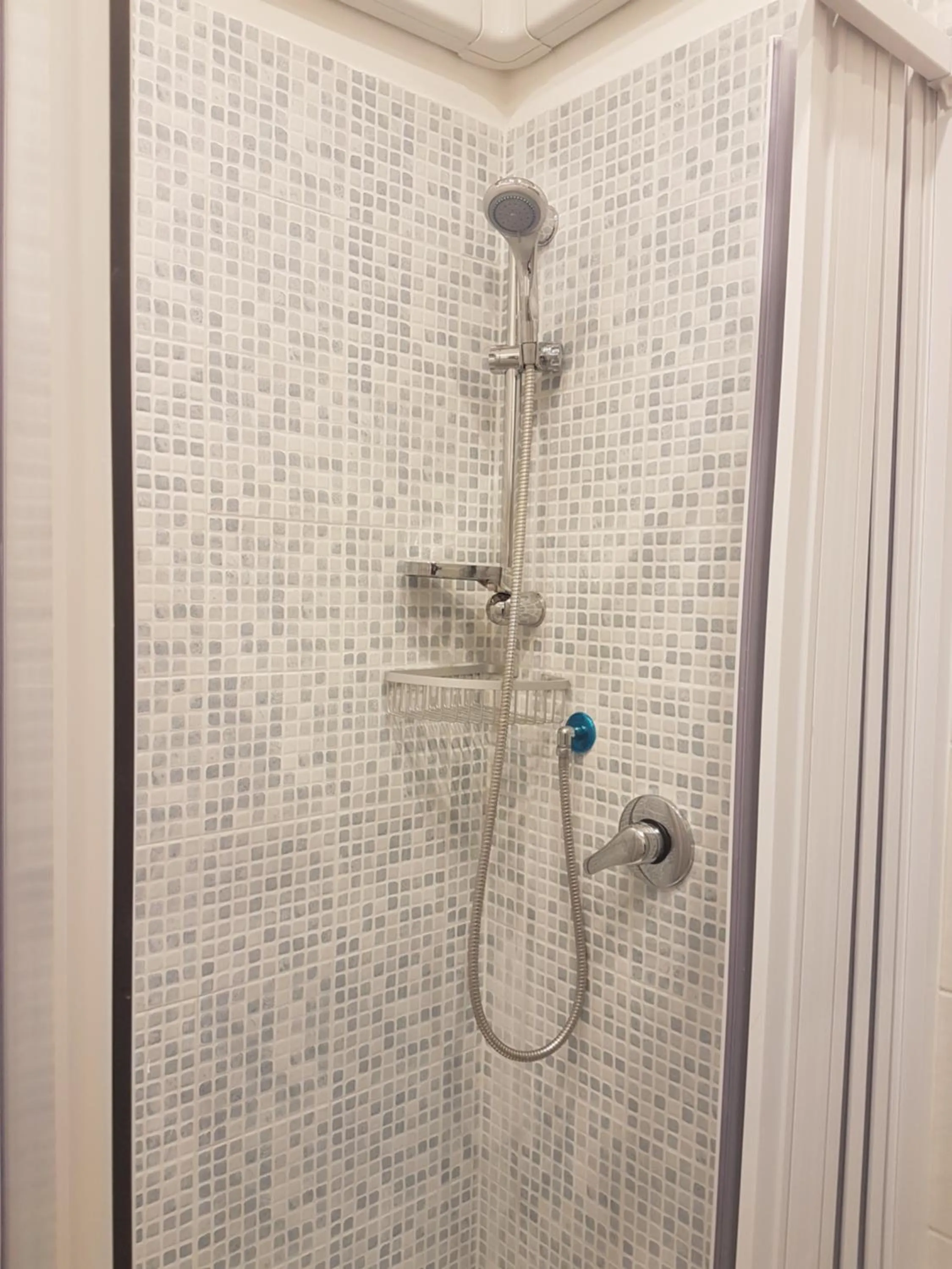 Shower in B&B Napoli Storica
