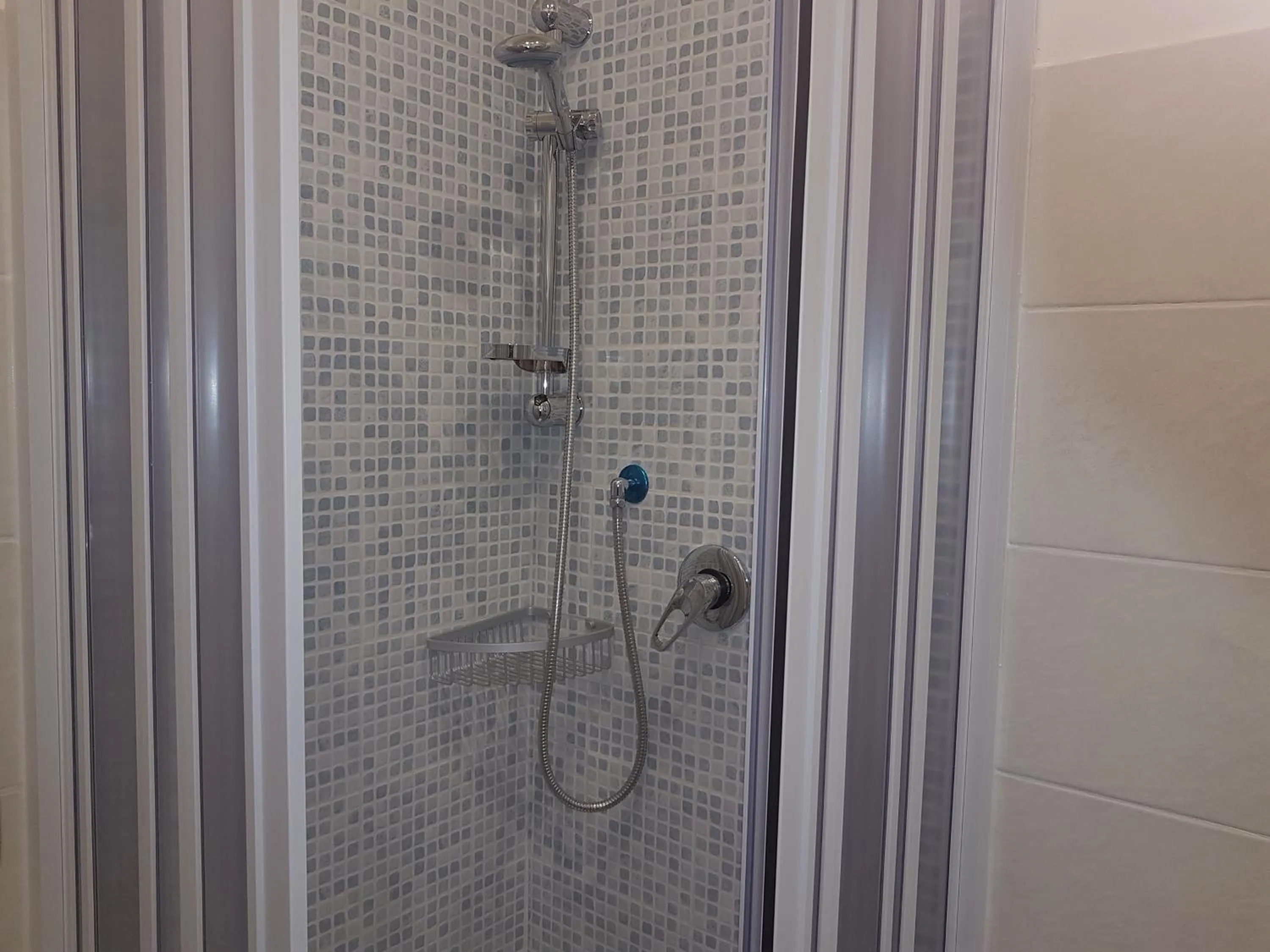 Shower in B&B Napoli Storica