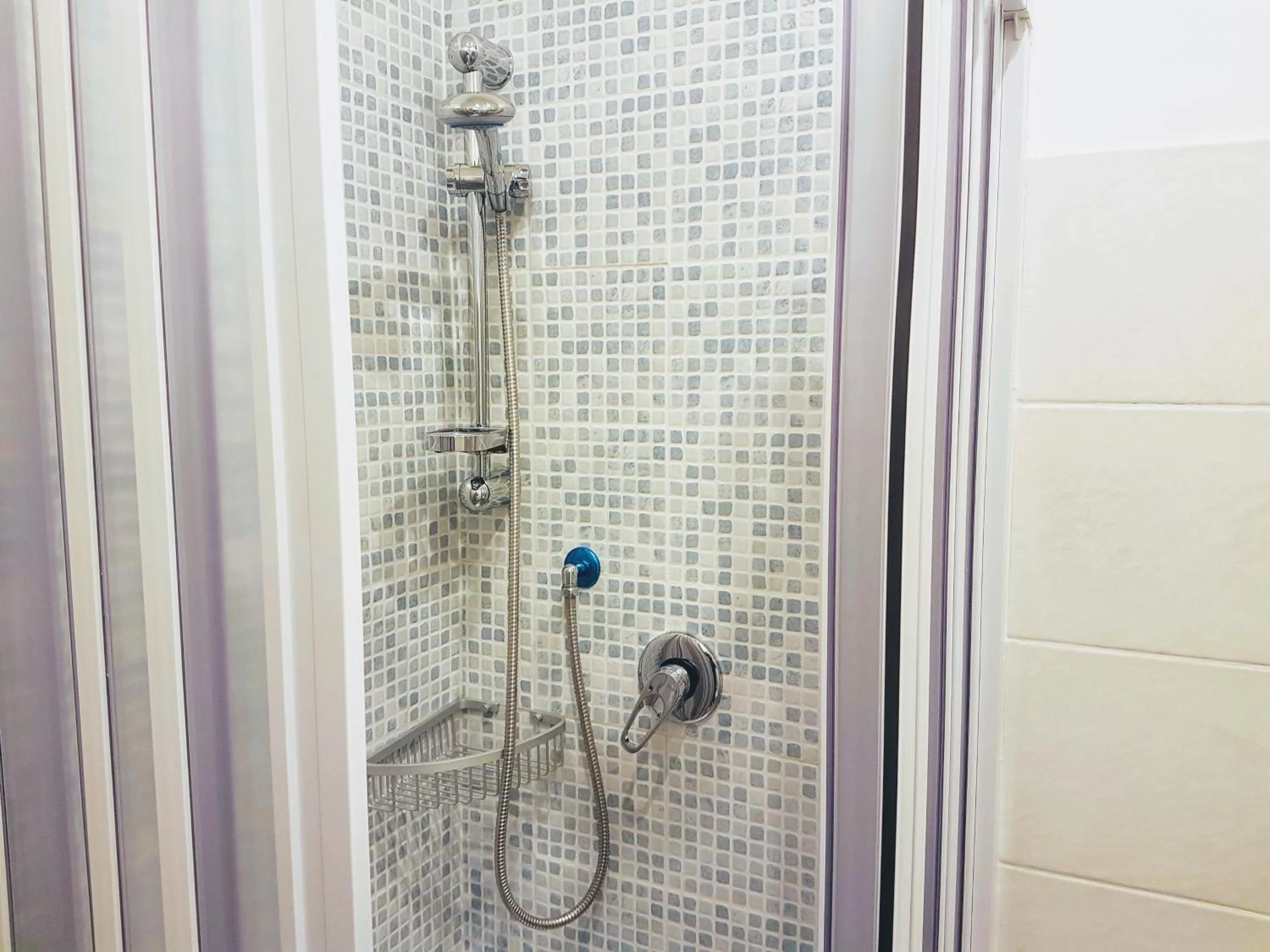 Shower in B&B Napoli Storica