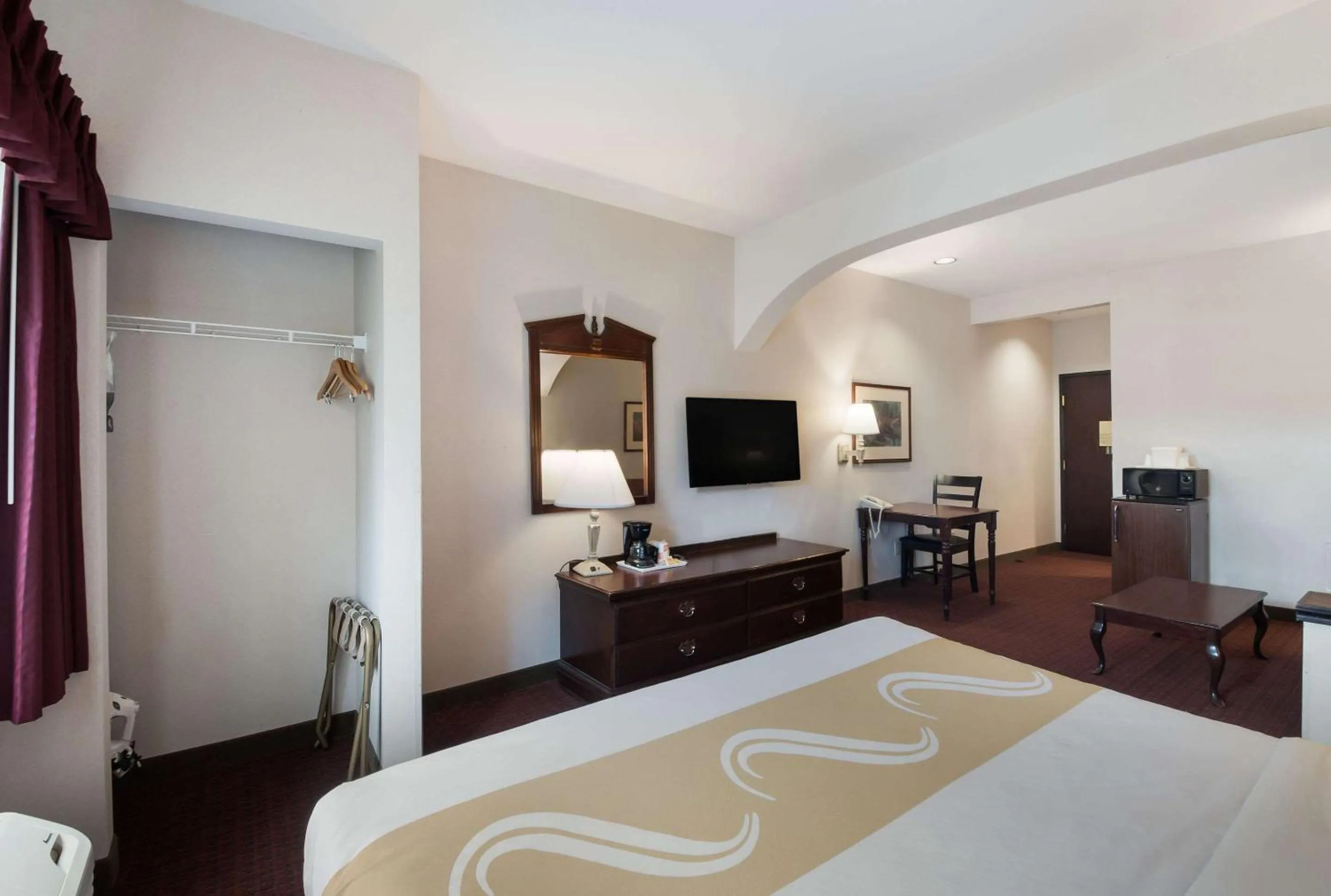 Photo of the whole room, Bed in Quality Inn Grand Suites Bellingham