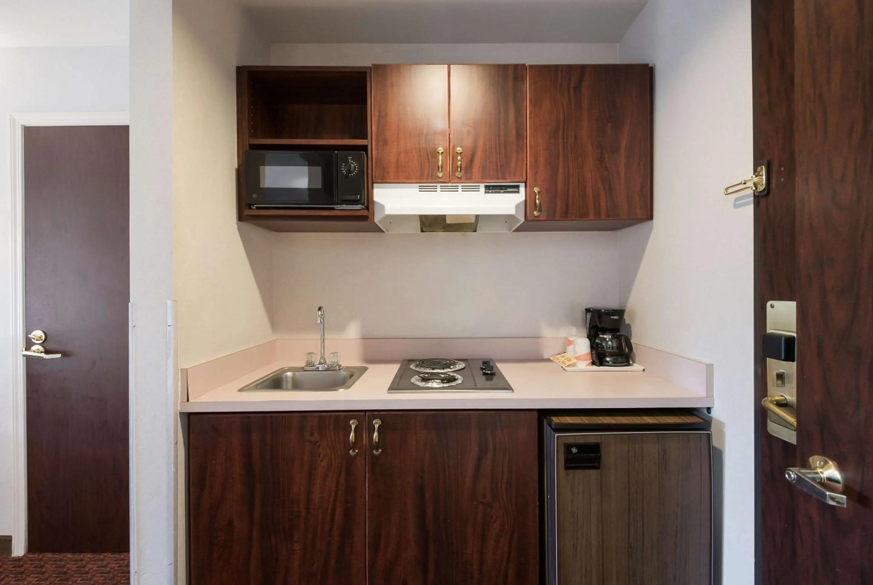 Kitchen or kitchenette in Quality Inn Grand Suites Bellingham