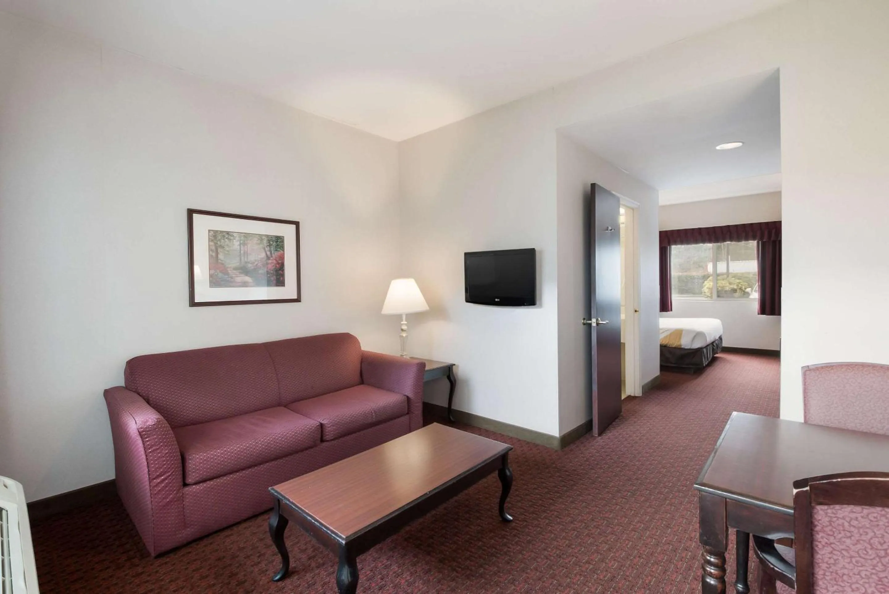 Seating area in Quality Inn Grand Suites Bellingham