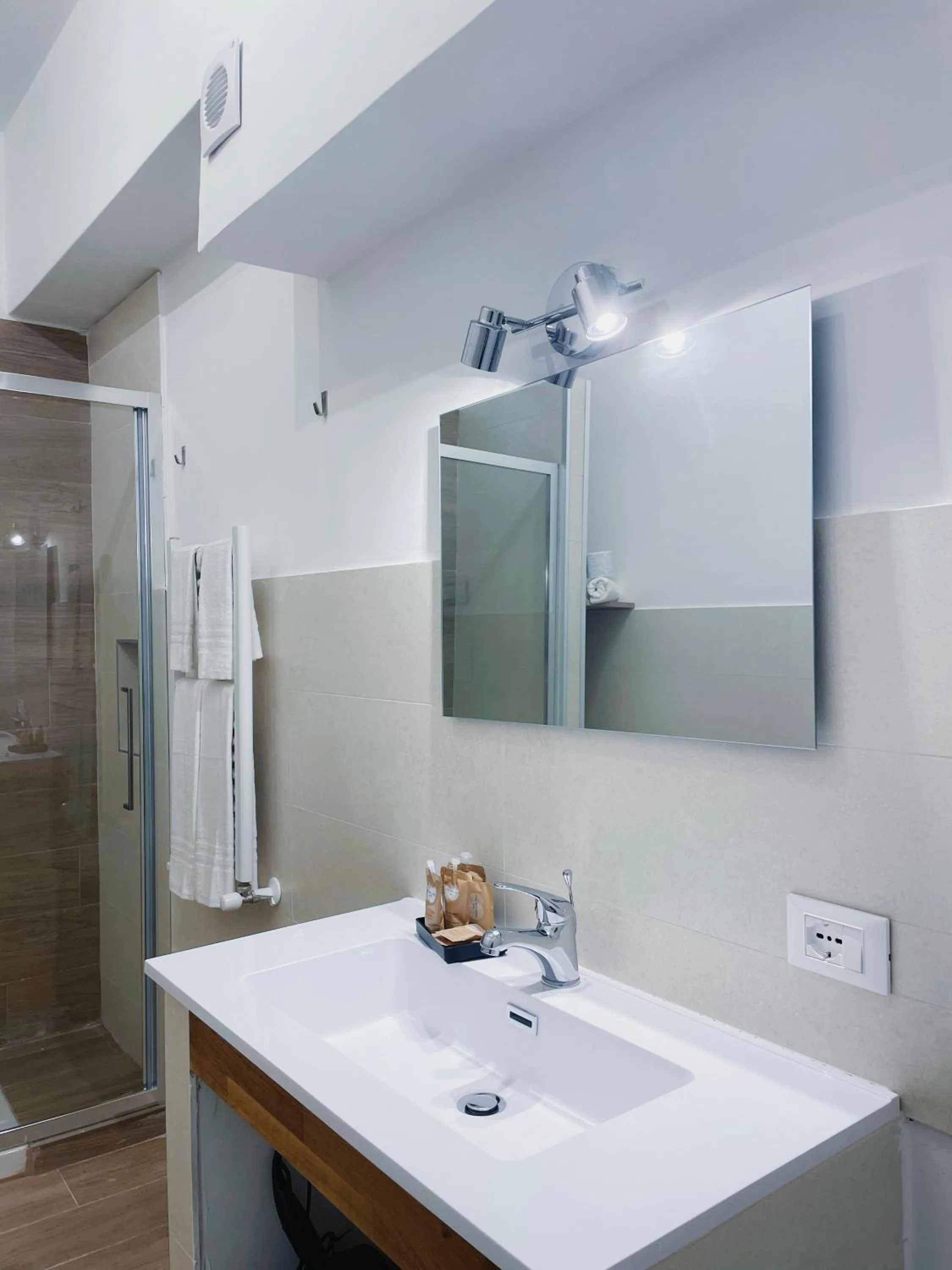 Shower in Leone Suite B&B & Restaurant AIC